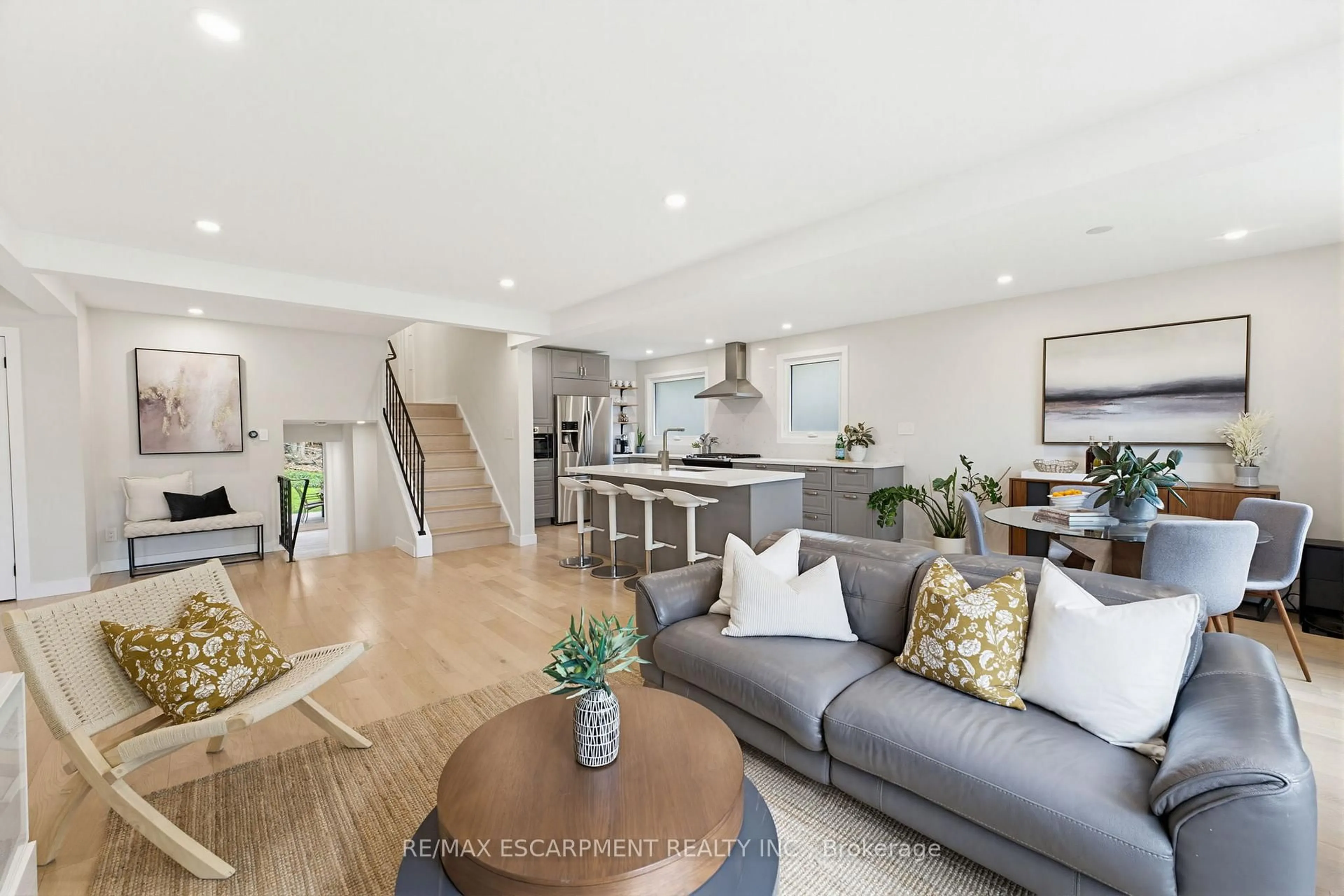 Open concept kitchen, unknown for 2381 Peart Crt, Burlington Ontario L7P 2V4