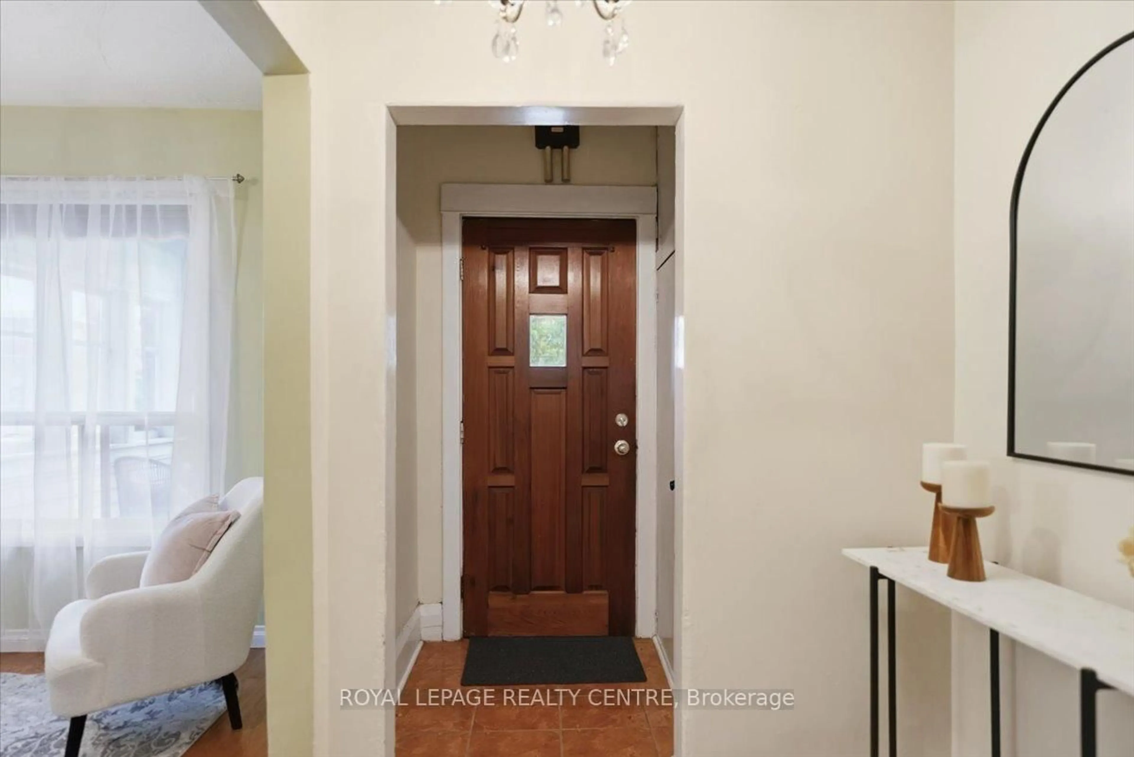 Indoor entryway for 115 Priscilla Ave, Toronto Ontario M6S 3W4