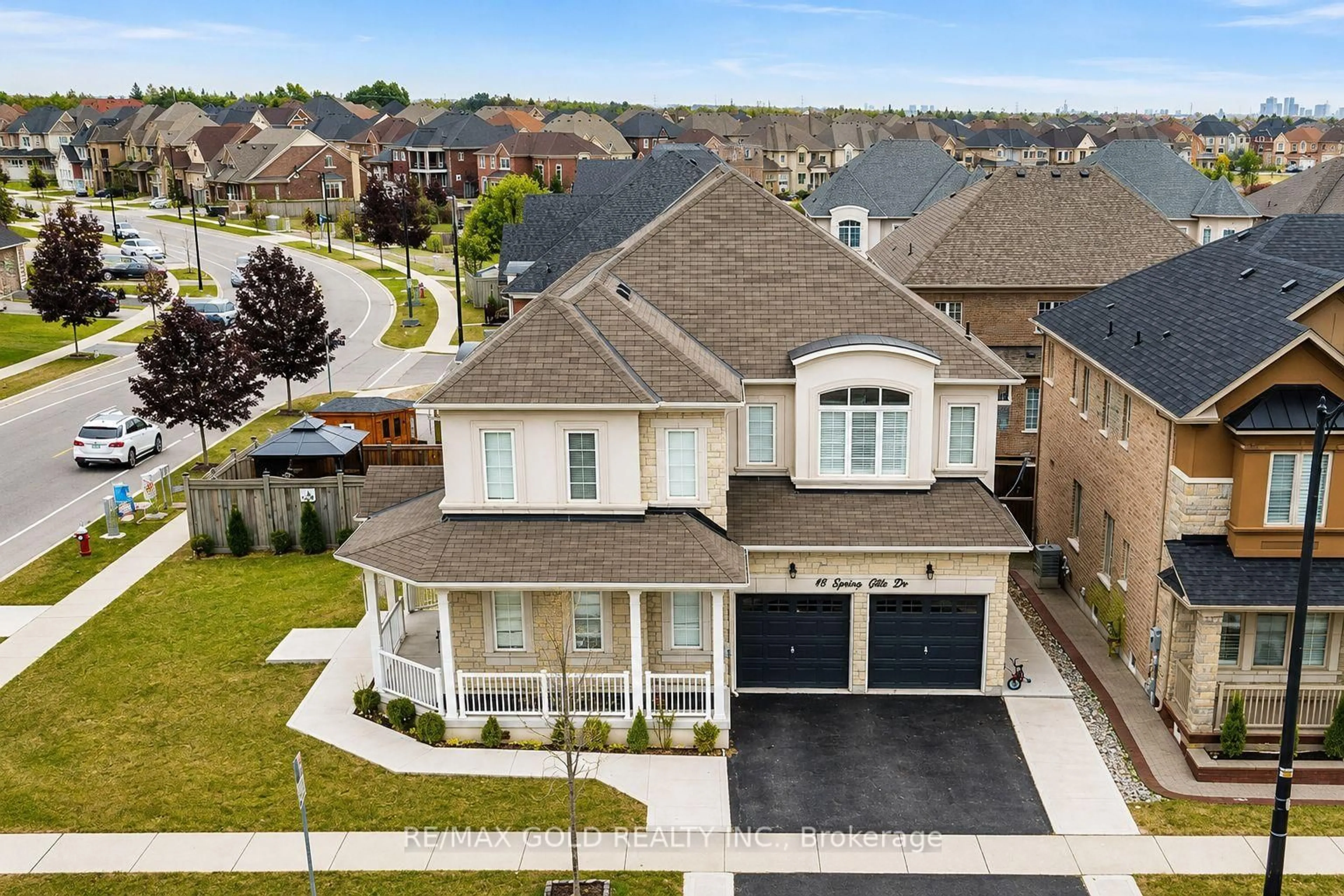 A pic from outside/outdoor area/front of a property/back of a property/a pic from drone, street for 49 Squire Ellis Dr, Brampton Ontario L6P 4C2