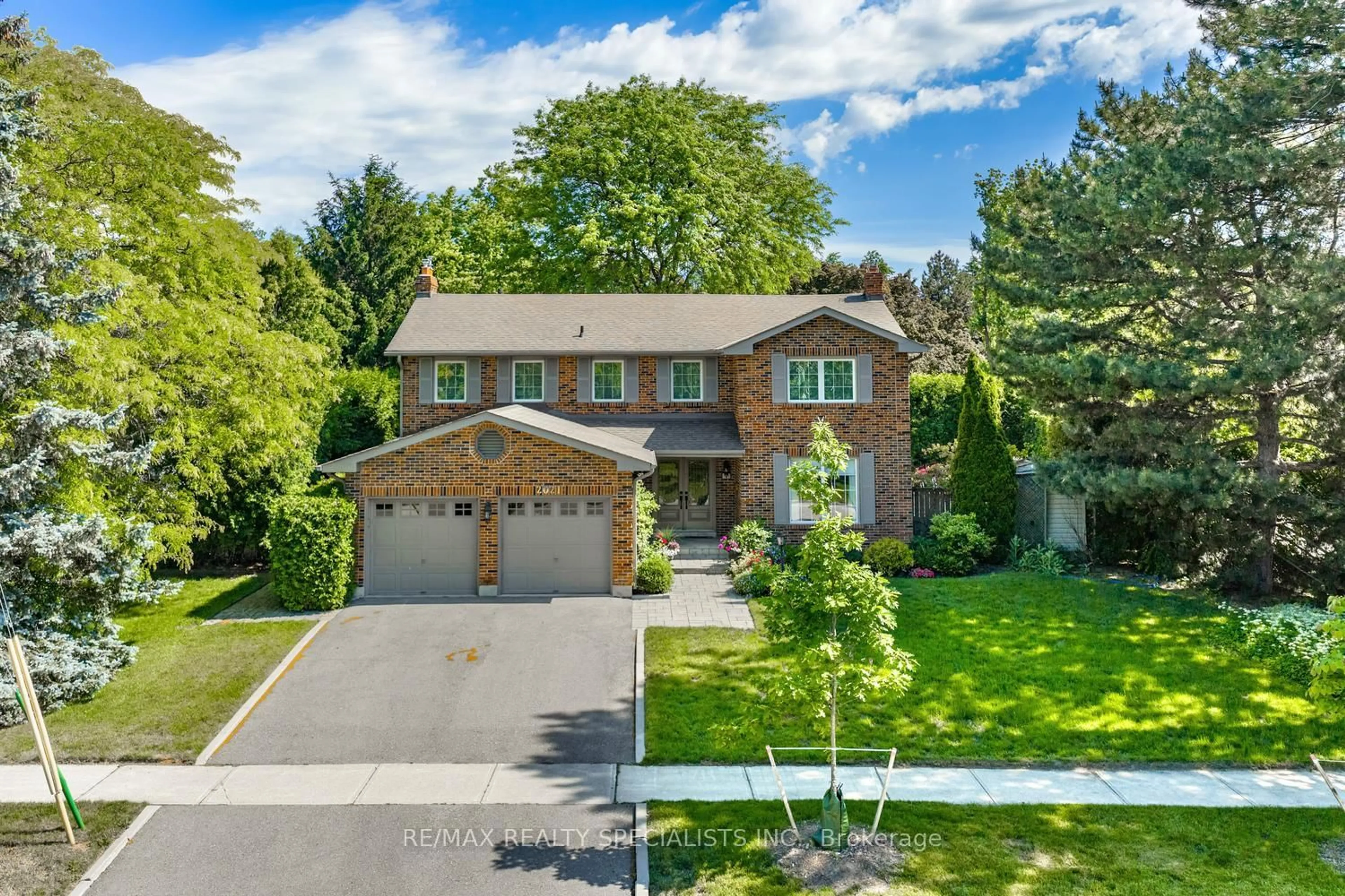 A pic from outside/outdoor area/front of a property/back of a property/a pic from drone, street for 2021 Shawanaga Tr, Mississauga Ontario L5H 3Z3