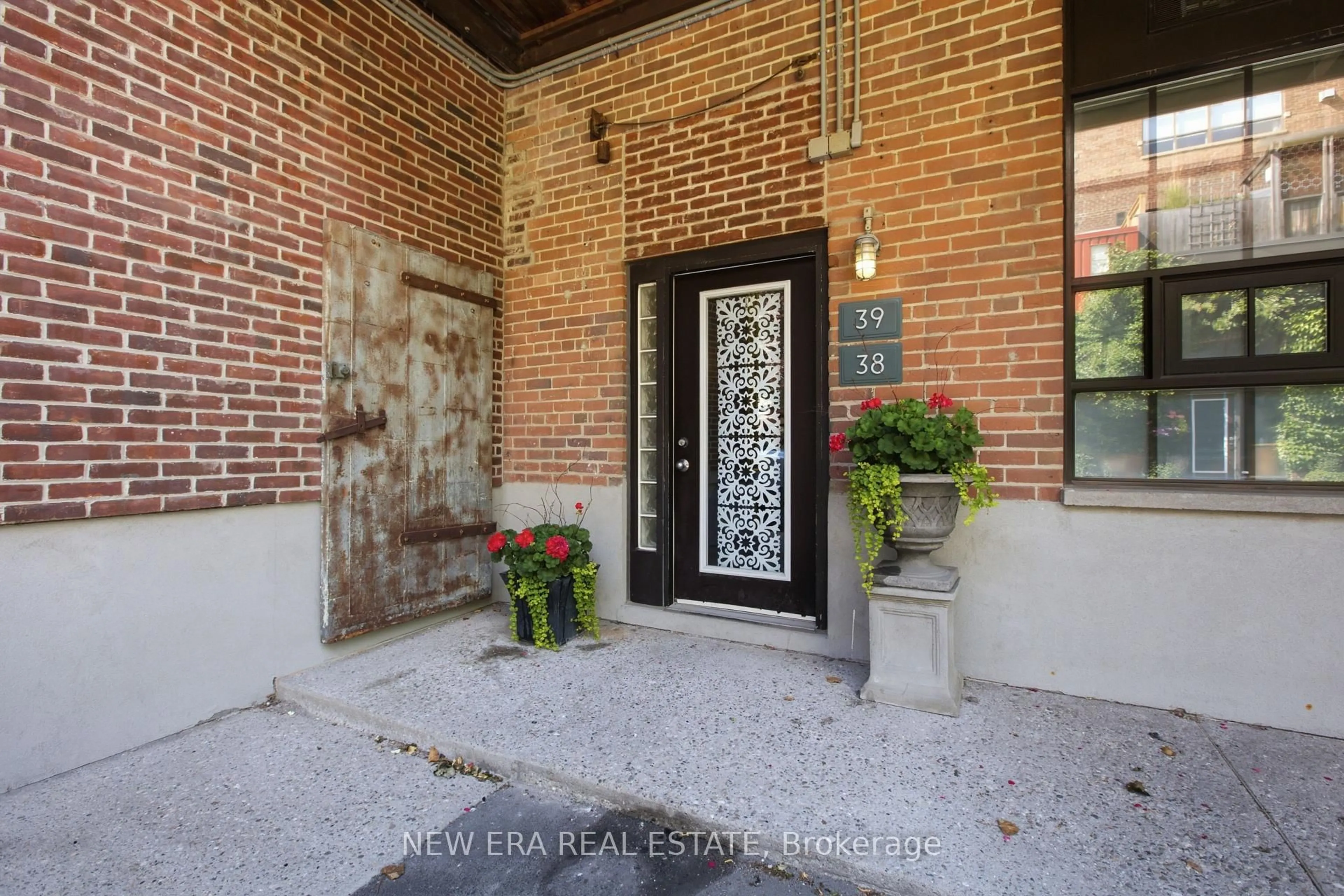 Indoor entryway for 371 Wallace Ave #39, Toronto Ontario M6P 3N8