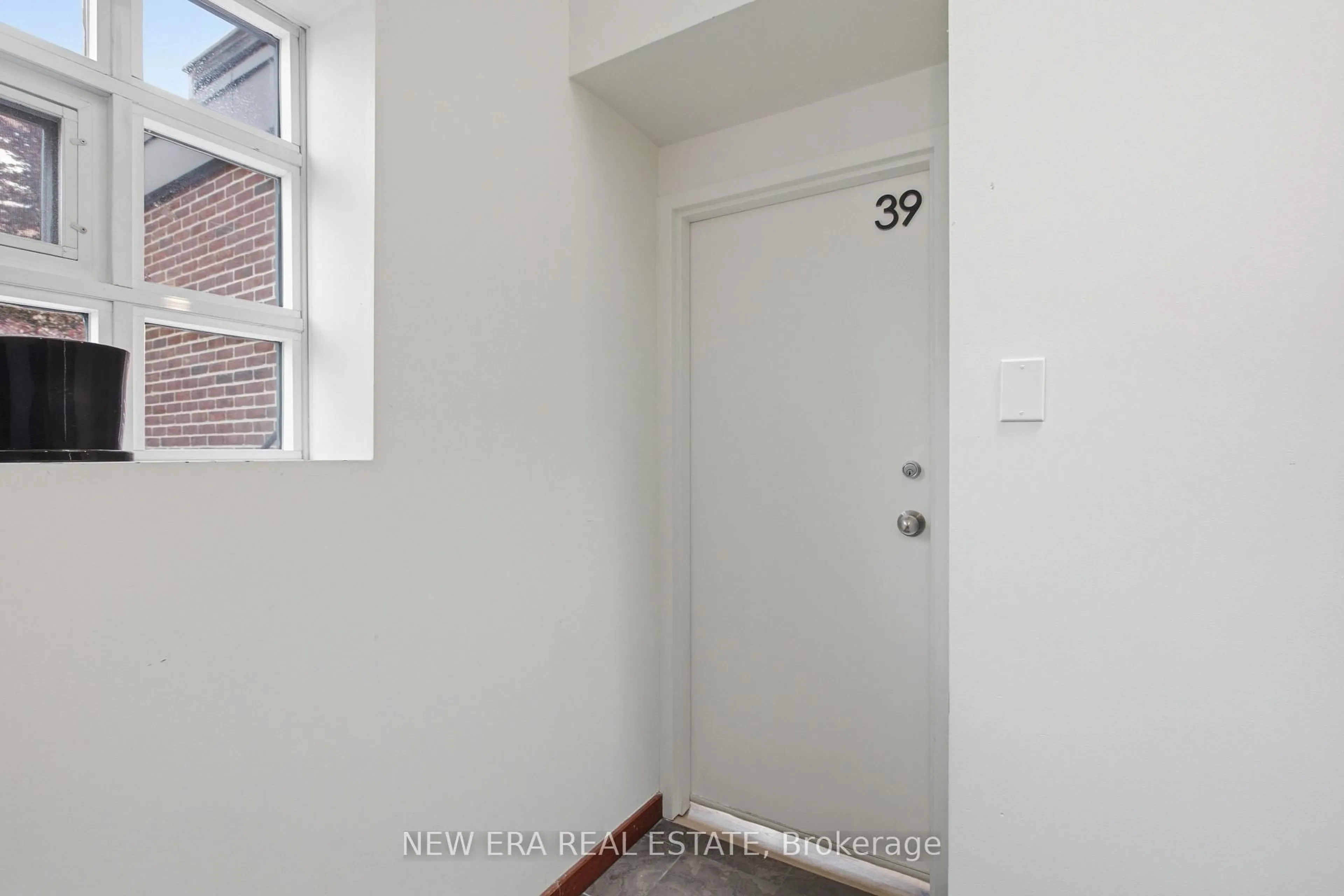 Indoor entryway for 371 Wallace Ave #39, Toronto Ontario M6P 3N8