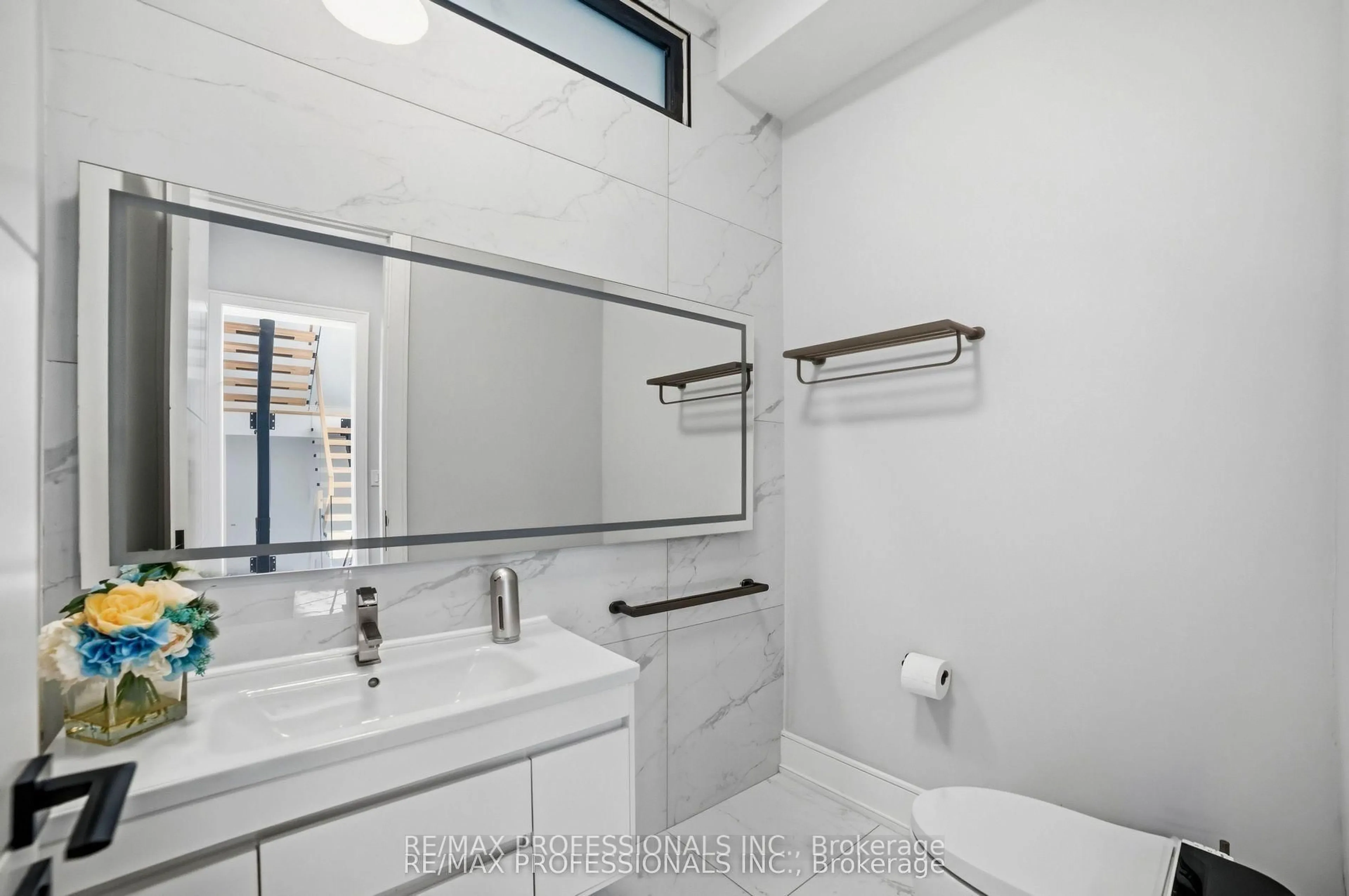 Standard bathroom, ceramic/tile floor for 2206 UTLEY Rd, Mississauga Ontario L5J 1X1