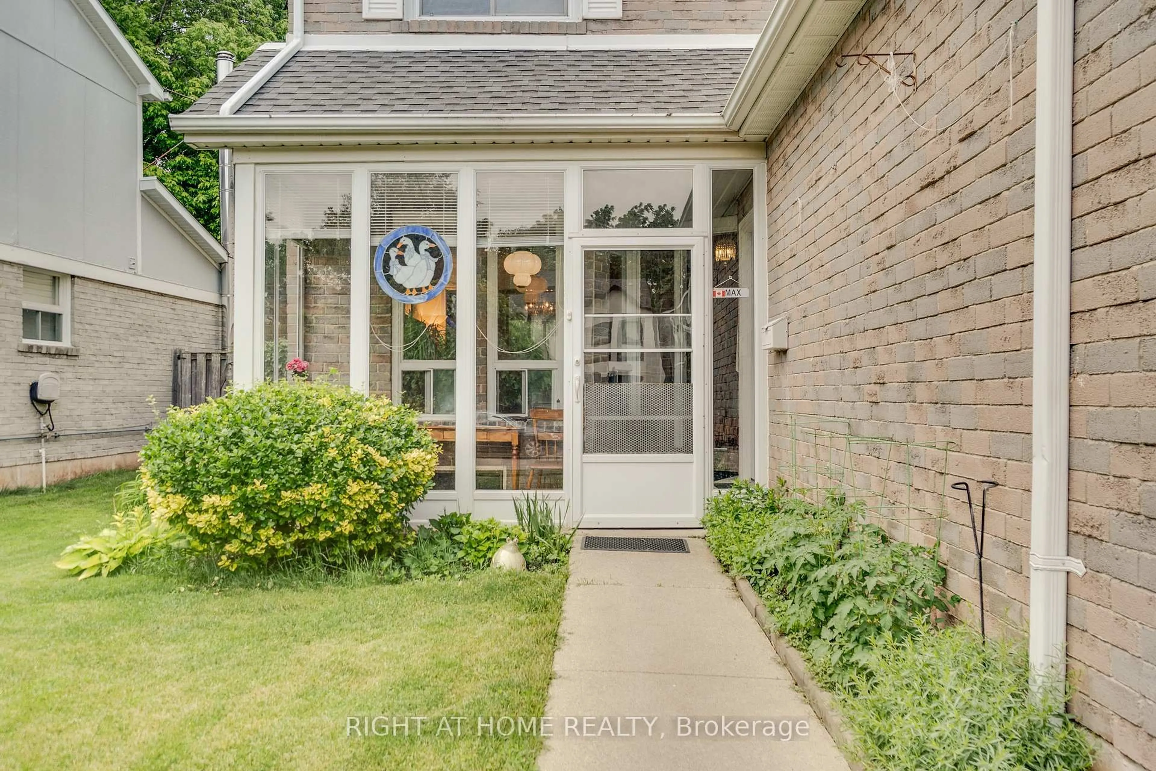 Indoor entryway for 1093 Montgomery Dr, Oakville Ontario L6M 1E8