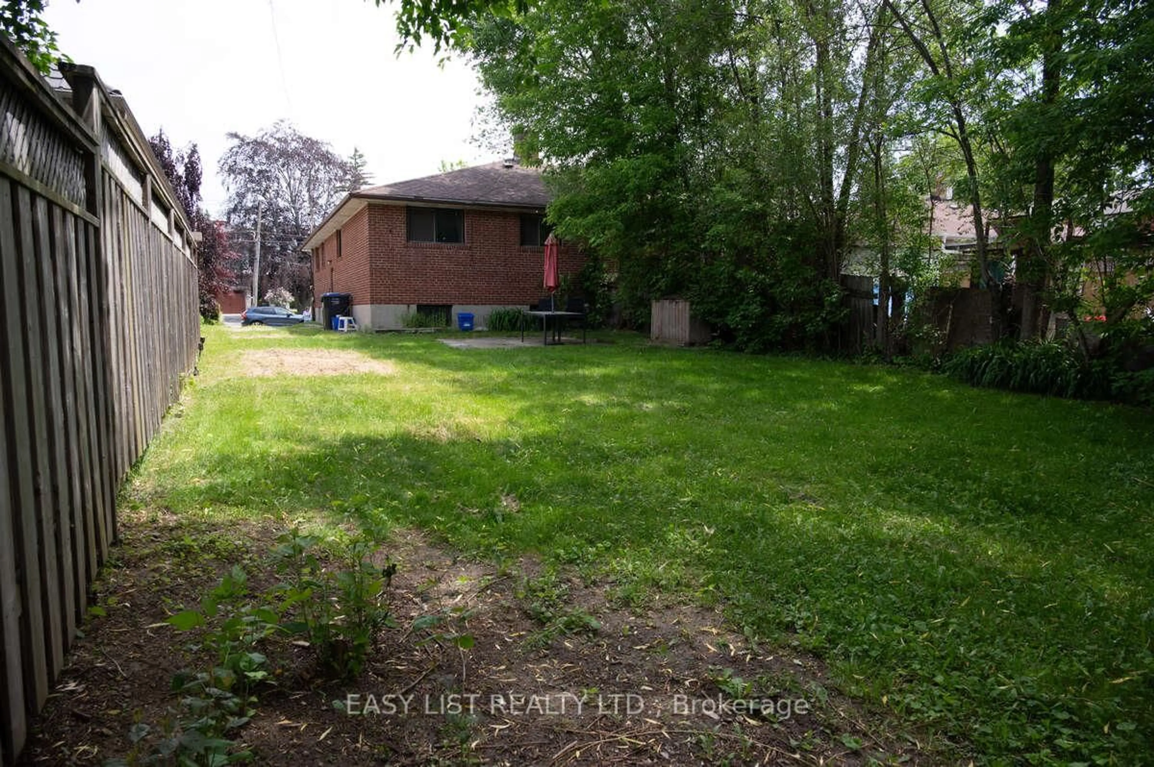 Patio, street for 1574 Northmount Ave, Mississauga Ontario L5E 1Z1
