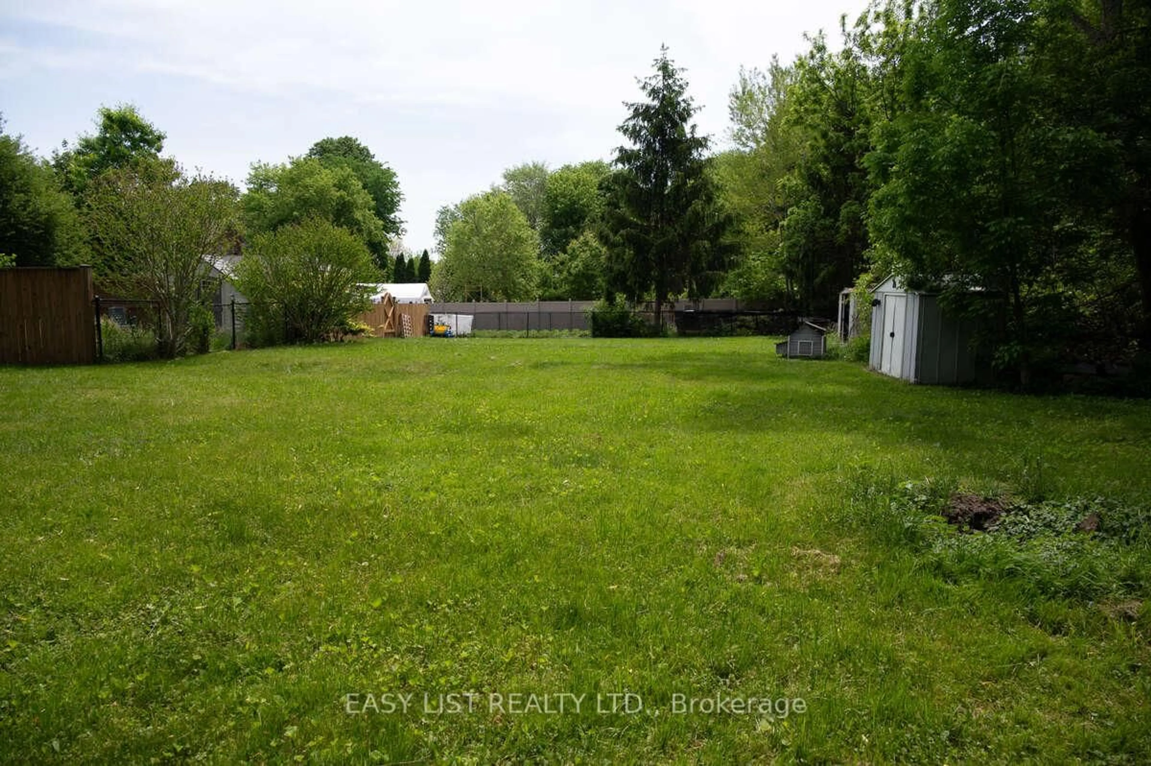 A pic from outside/outdoor area/front of a property/back of a property/a pic from drone, unknown for 1574 Northmount Ave, Mississauga Ontario L5E 1Z1