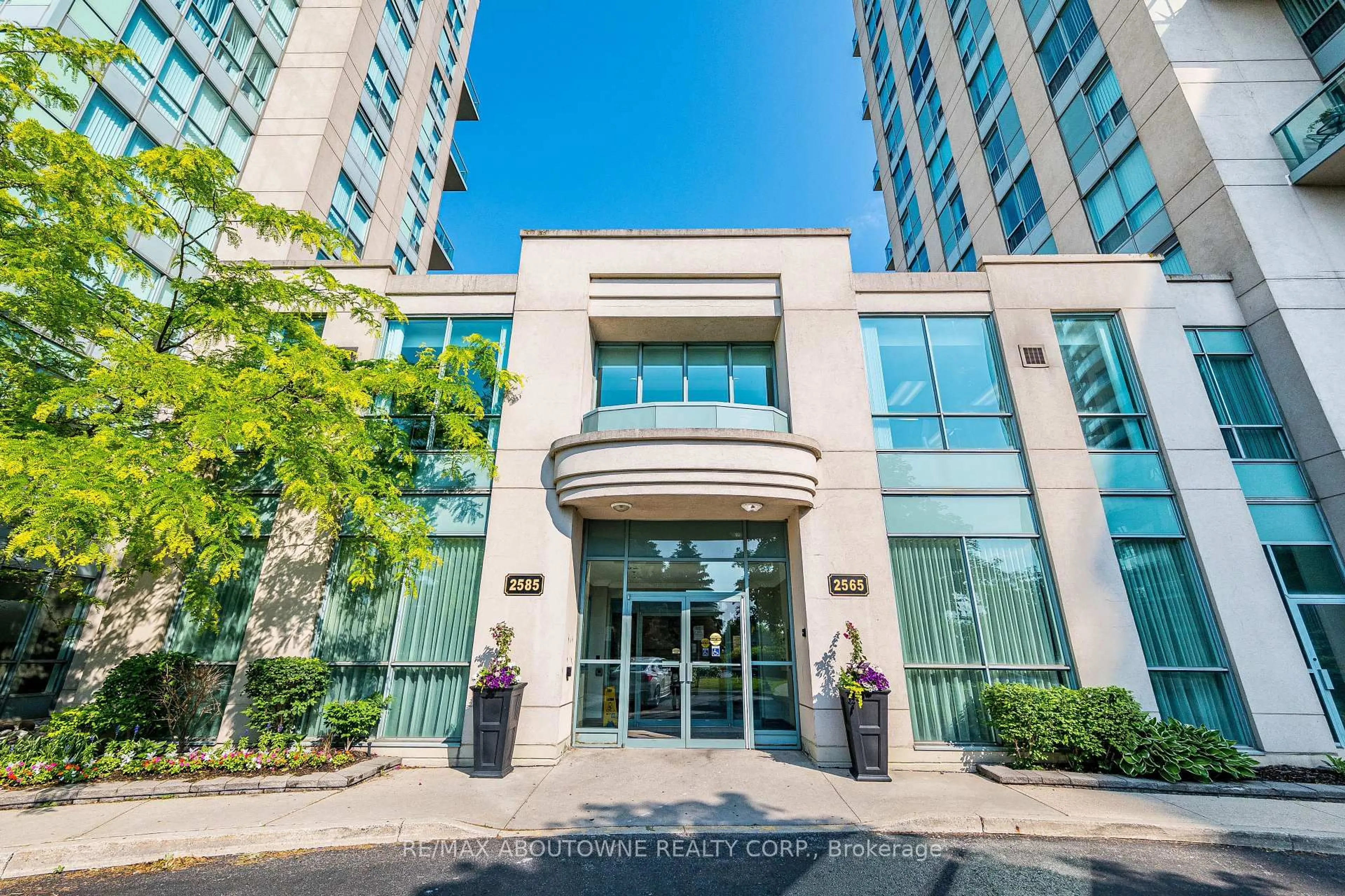 Indoor foyer for 2585 Erin Centre Blvd #1102, Mississauga Ontario L5M 6Z7