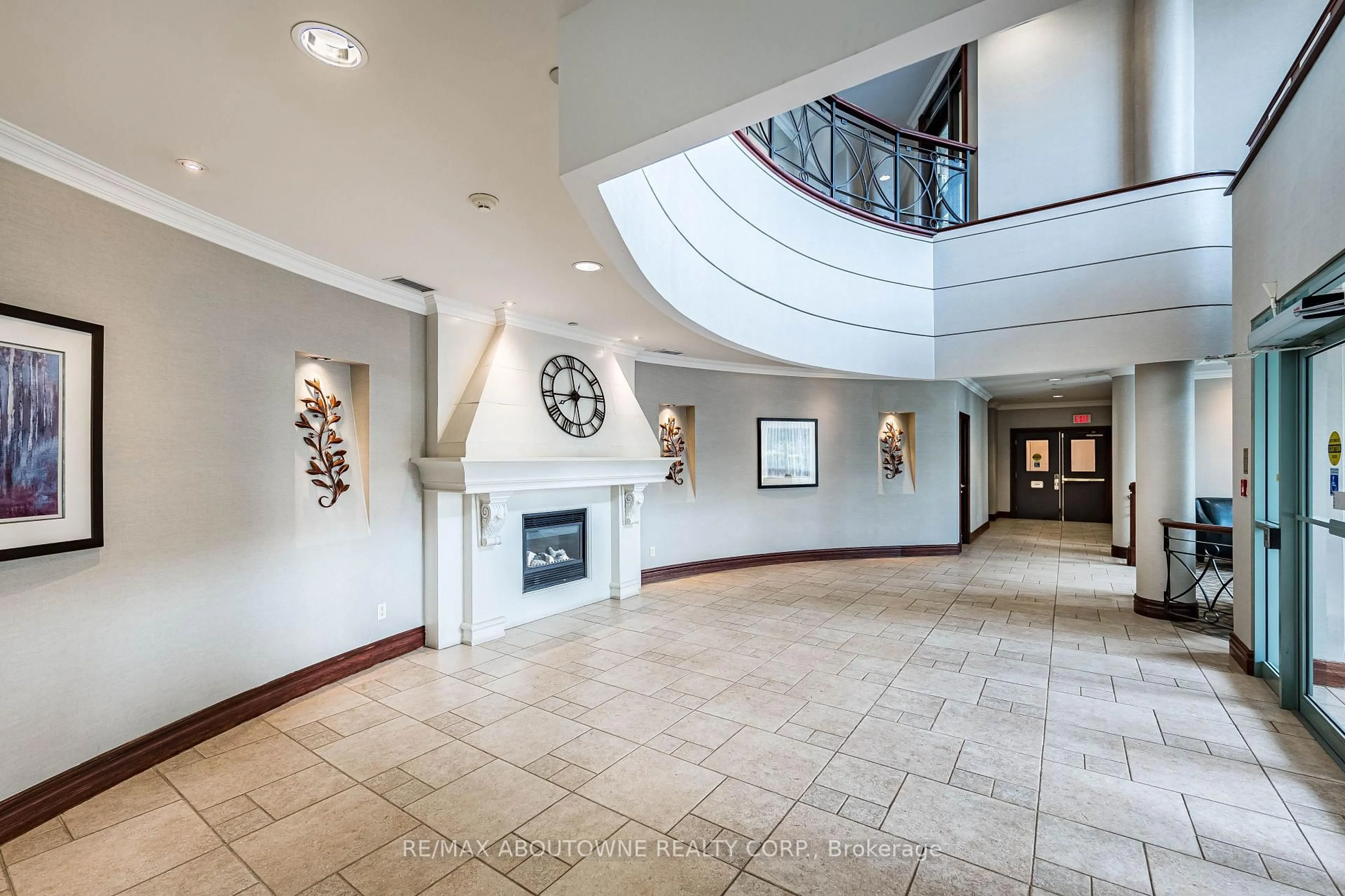 Indoor foyer for 2585 Erin Centre Blvd #1102, Mississauga Ontario L5M 6Z7