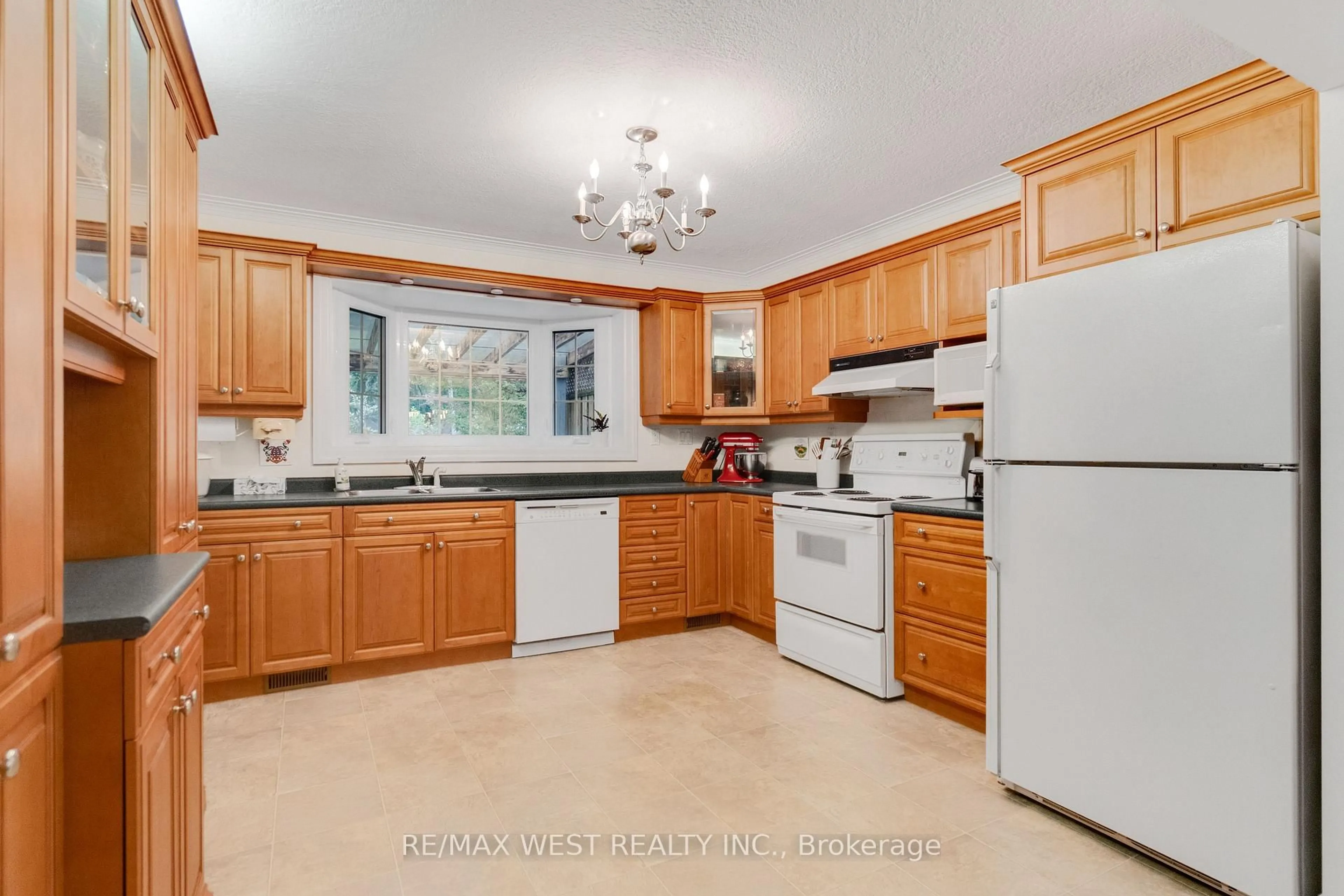 Standard kitchen, ceramic/tile floor for 18 North Kingslea Dr, Toronto Ontario M8Y 2B1