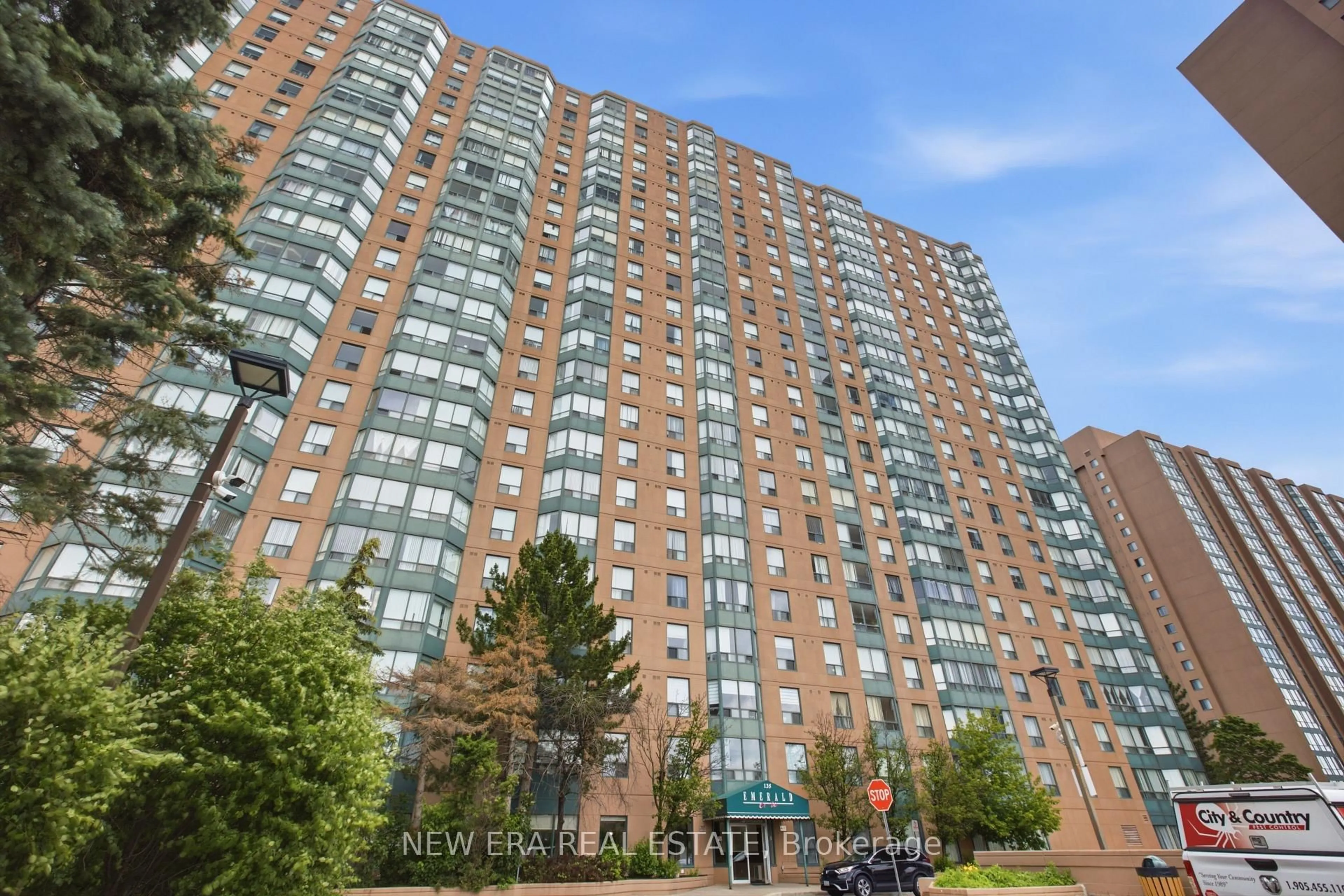 Patio, unknown for 135 Hillcrest Ave #301, Mississauga Ontario L5B 4B1