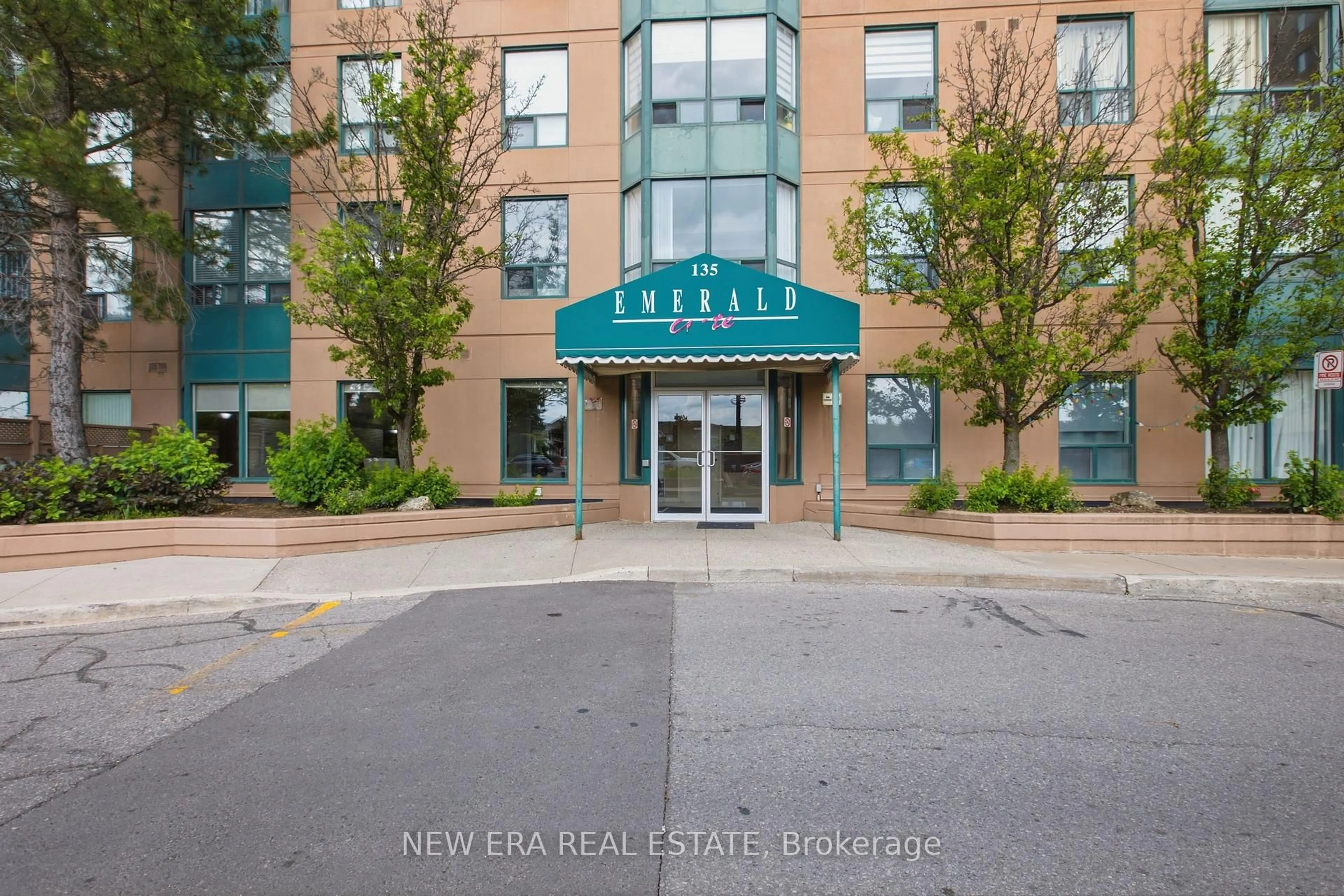 Indoor foyer for 135 Hillcrest Ave #301, Mississauga Ontario L5B 4B1