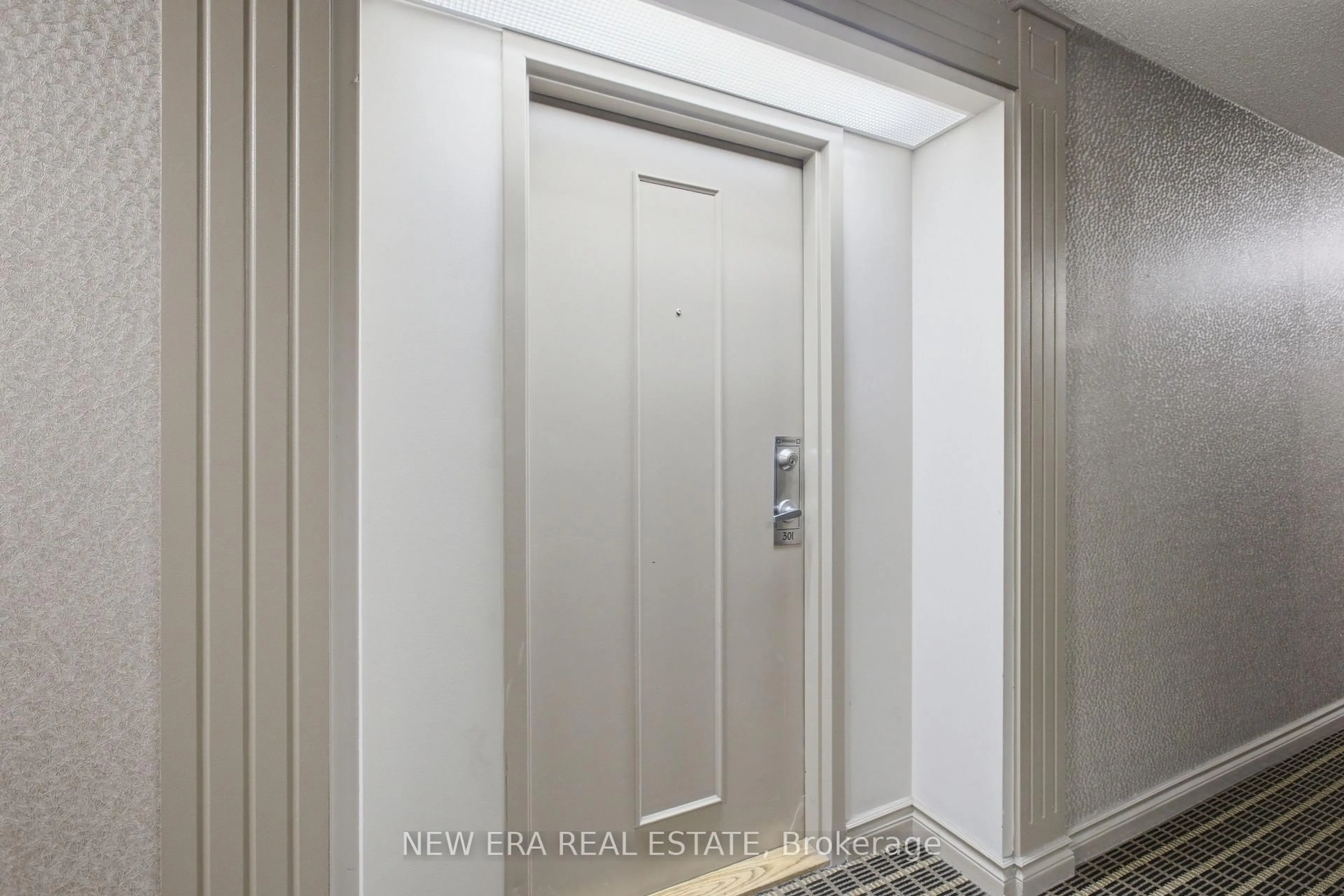 Indoor foyer for 135 Hillcrest Ave #301, Mississauga Ontario L5B 4B1