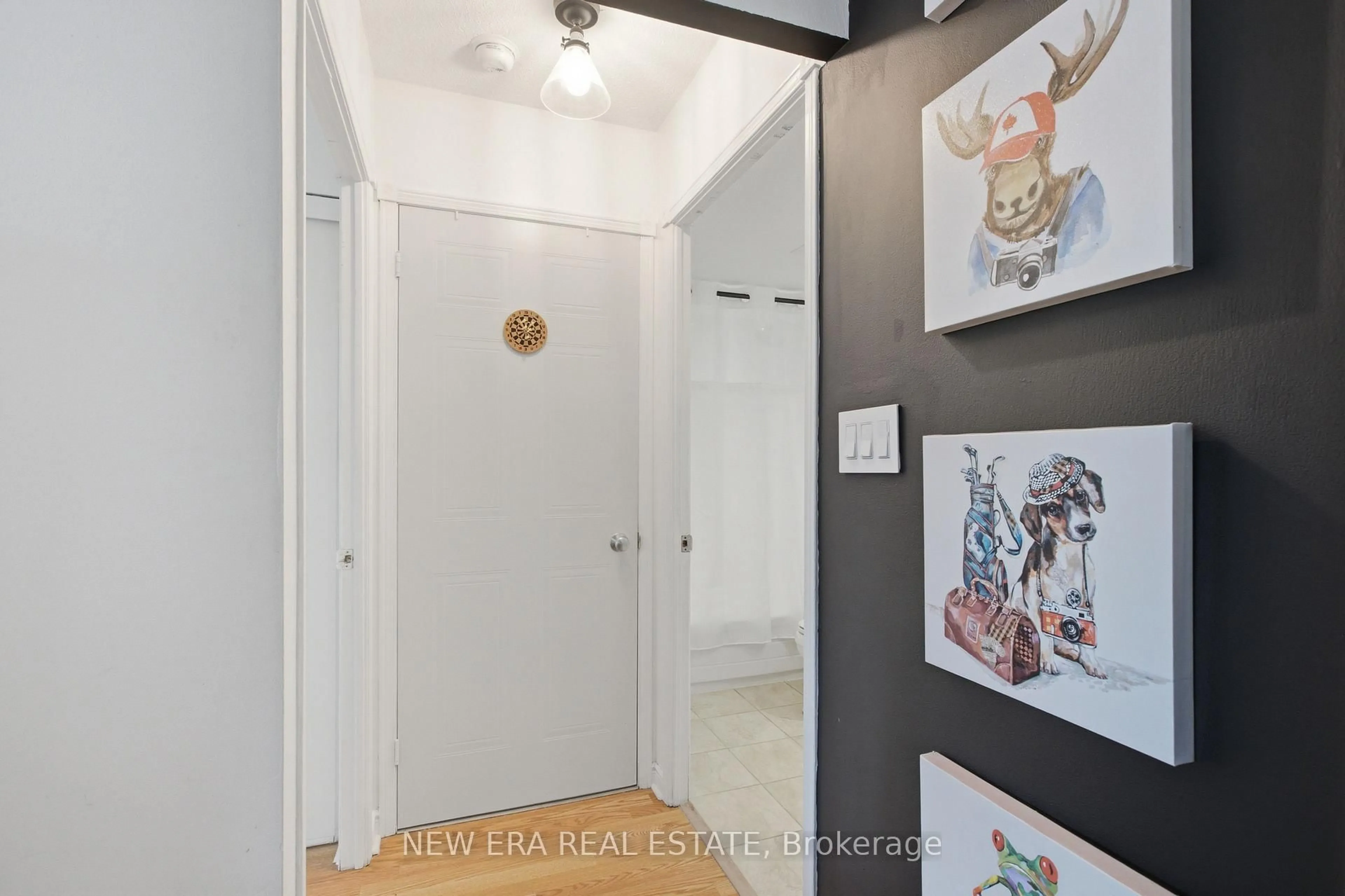Indoor entryway for 135 Hillcrest Ave #301, Mississauga Ontario L5B 4B1