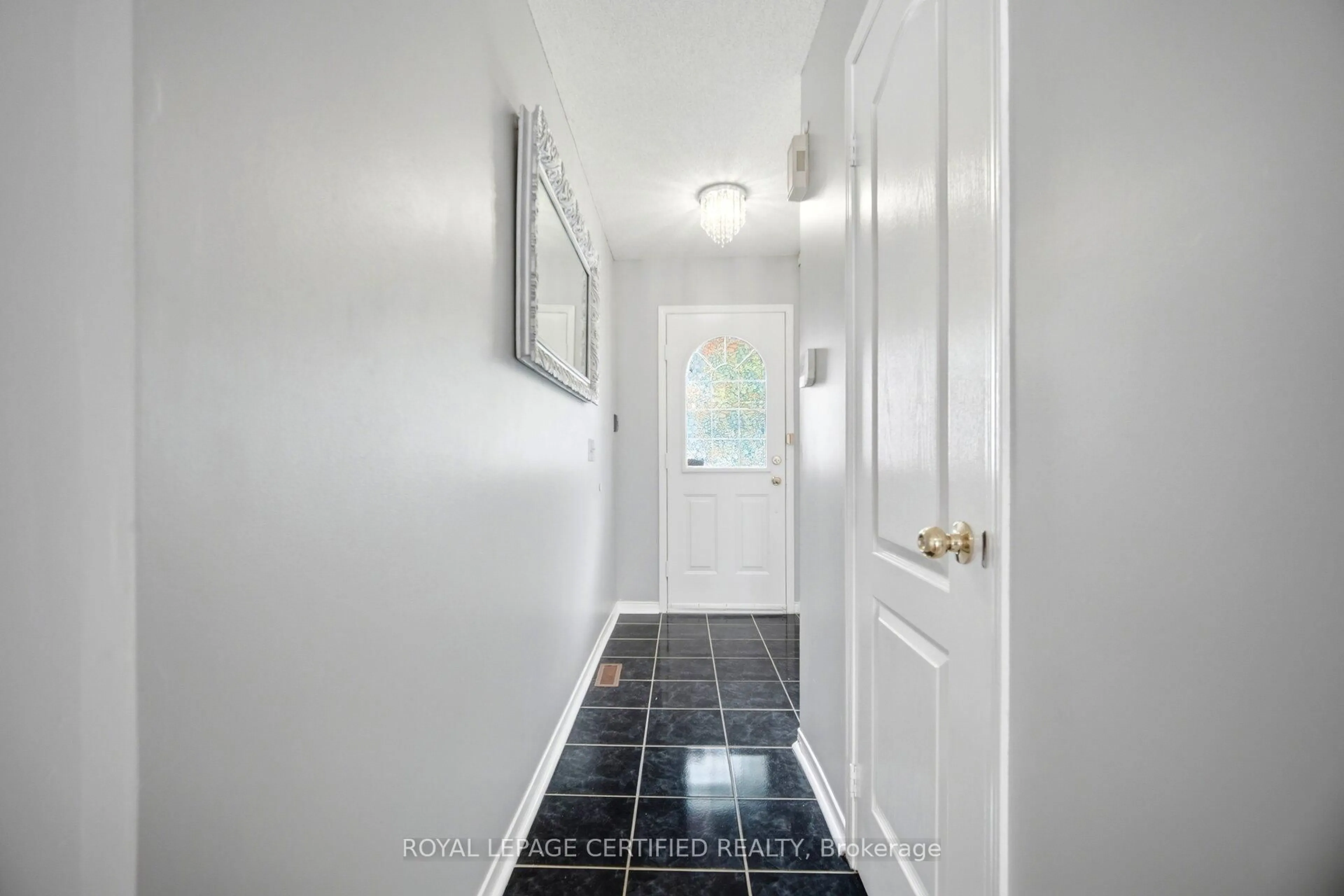 Indoor entryway for 5030 Heatherleigh Ave #157, Mississauga Ontario L5V 2G7