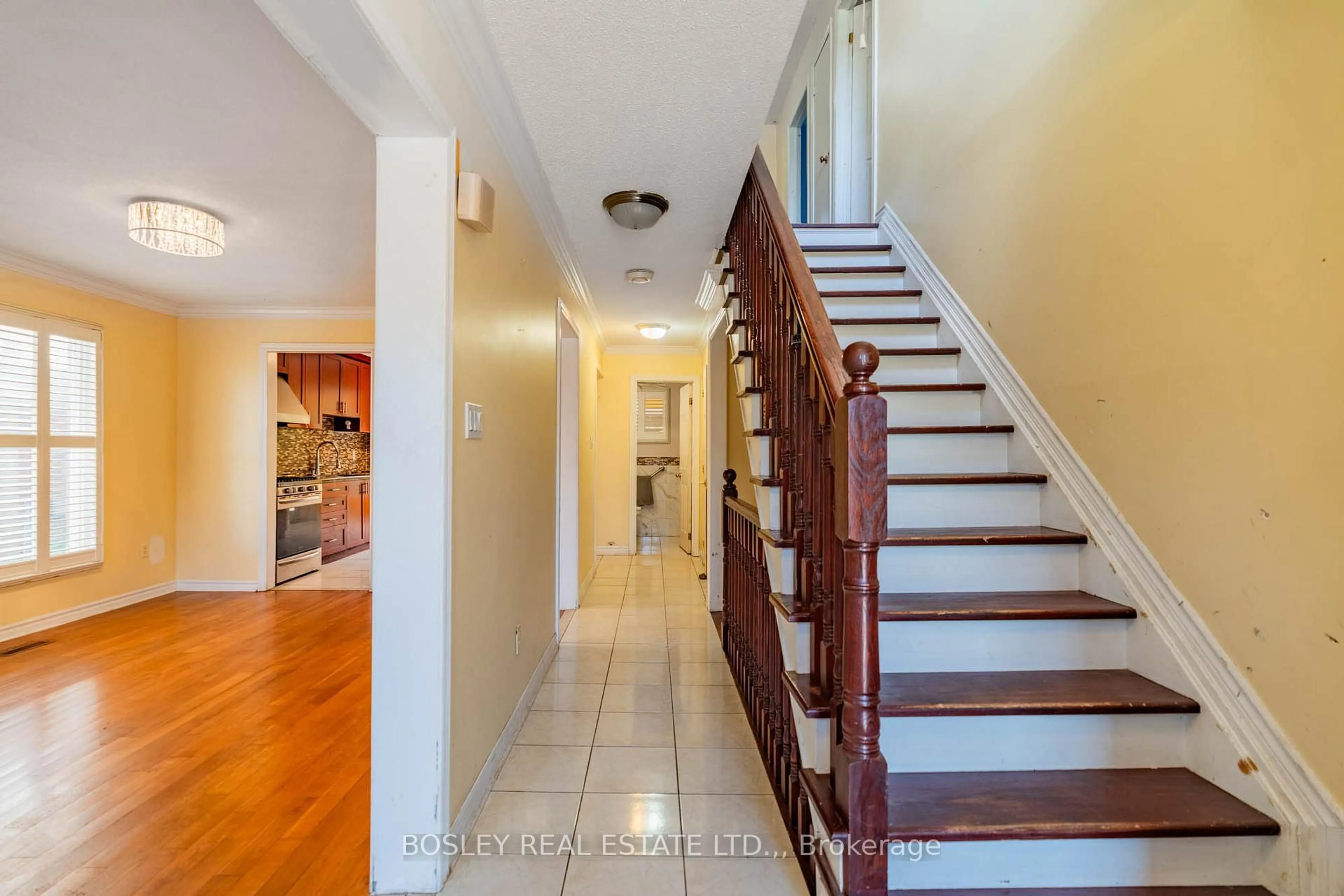 Indoor entryway for 6 Floribunda Cres, Brampton Ontario L6T 4S1