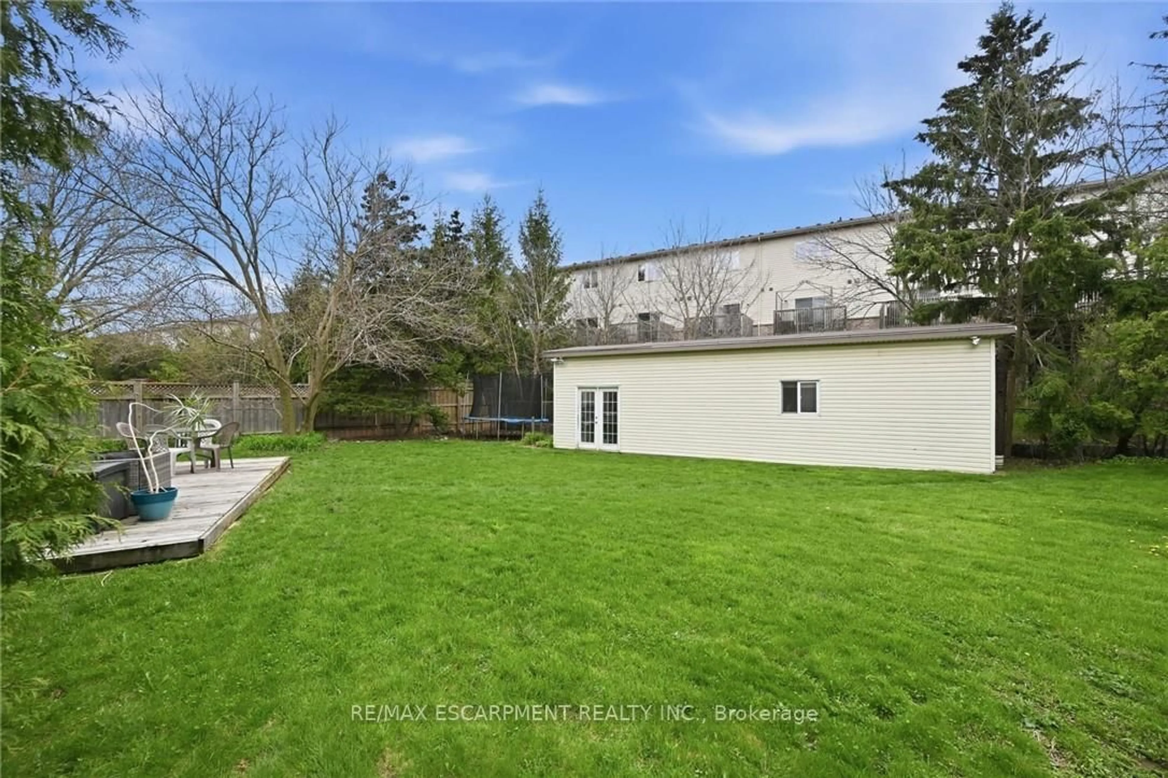 A pic from outside/outdoor area/front of a property/back of a property/a pic from drone, unknown for 712 Auburn Cres, Burlington Ontario L7L 5B2