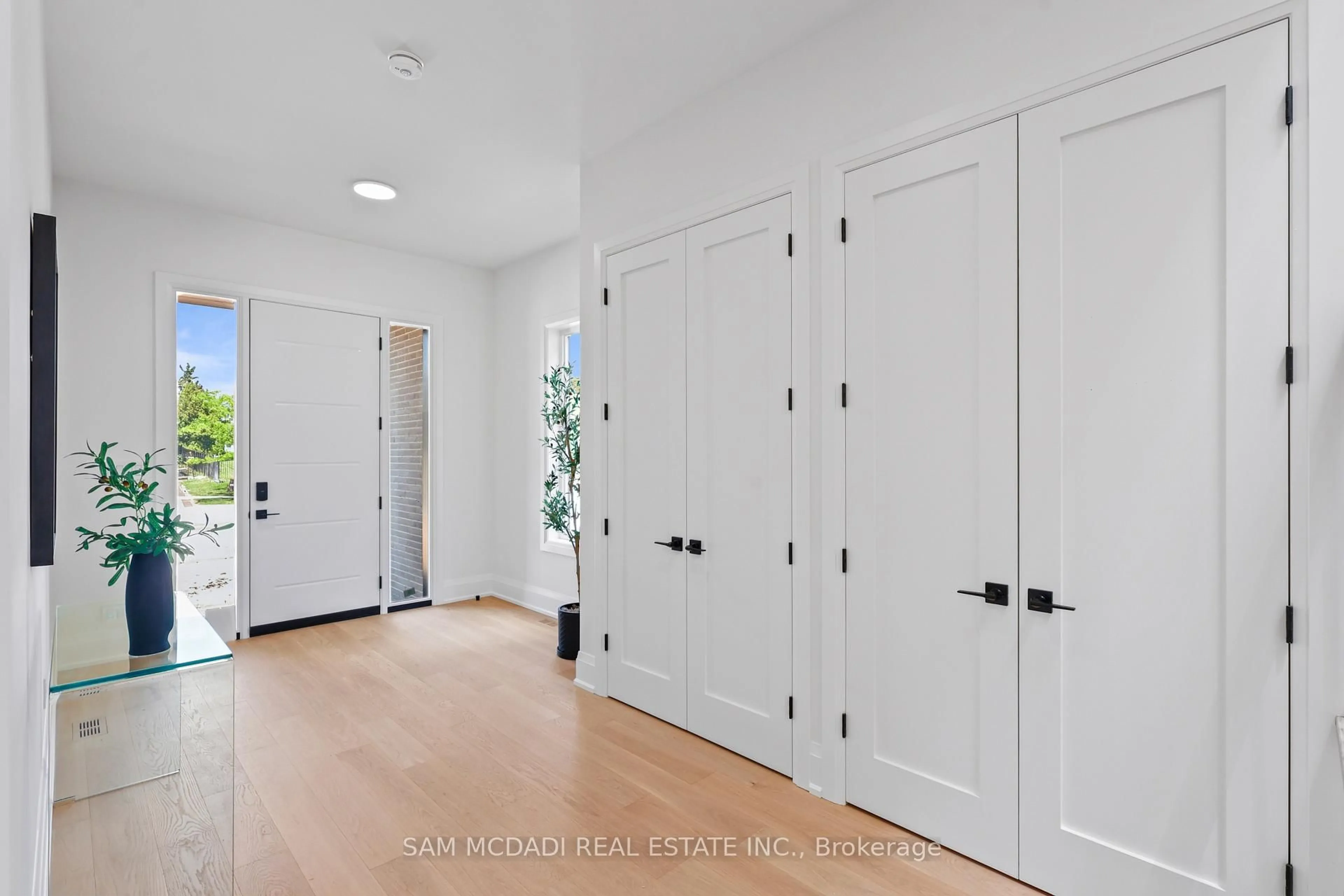 Indoor entryway for 2350 Eighth Line, Oakville Ontario L6H 7E6