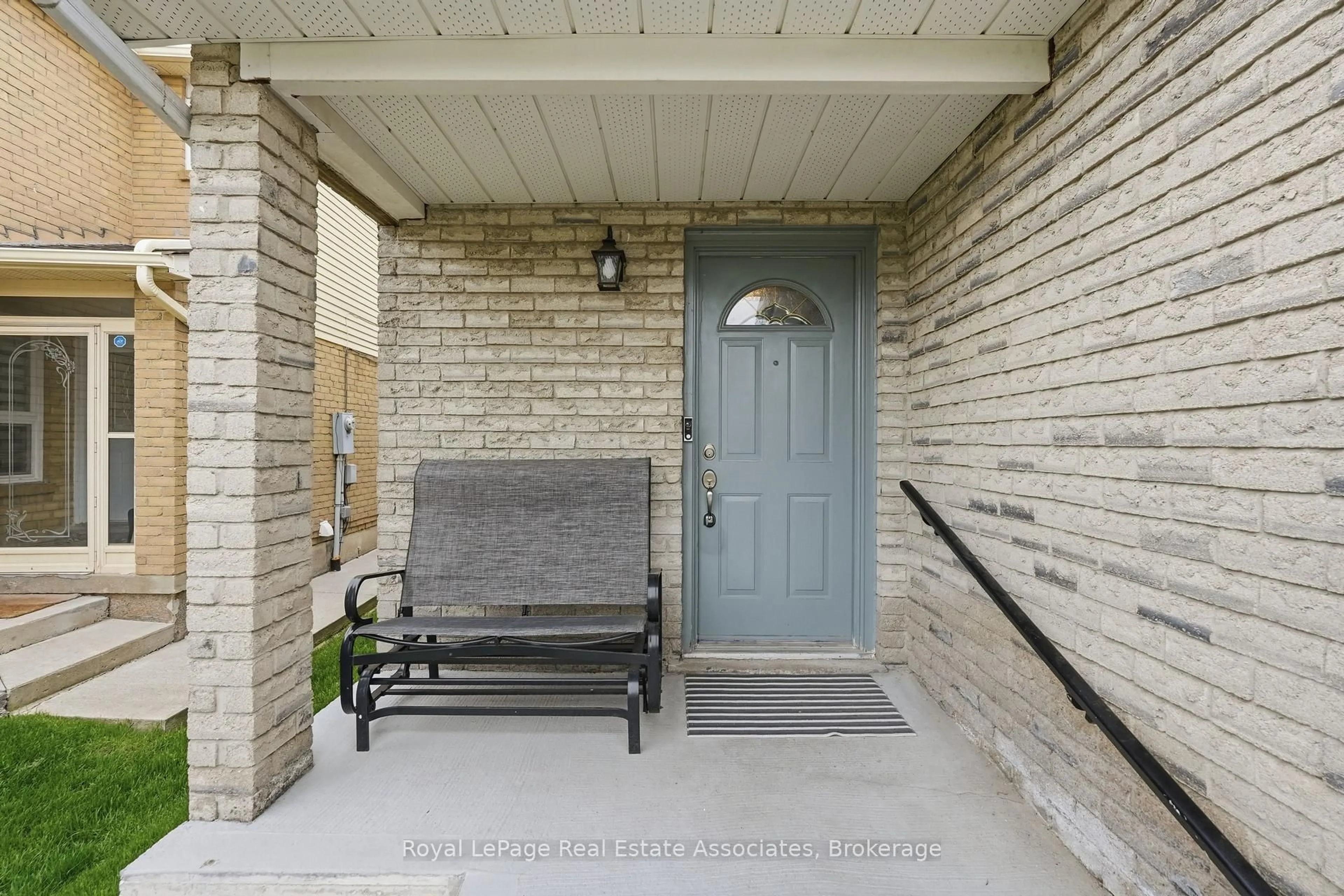 Indoor entryway for 8 Sparrow Crt, Brampton Ontario L6Y 3P3