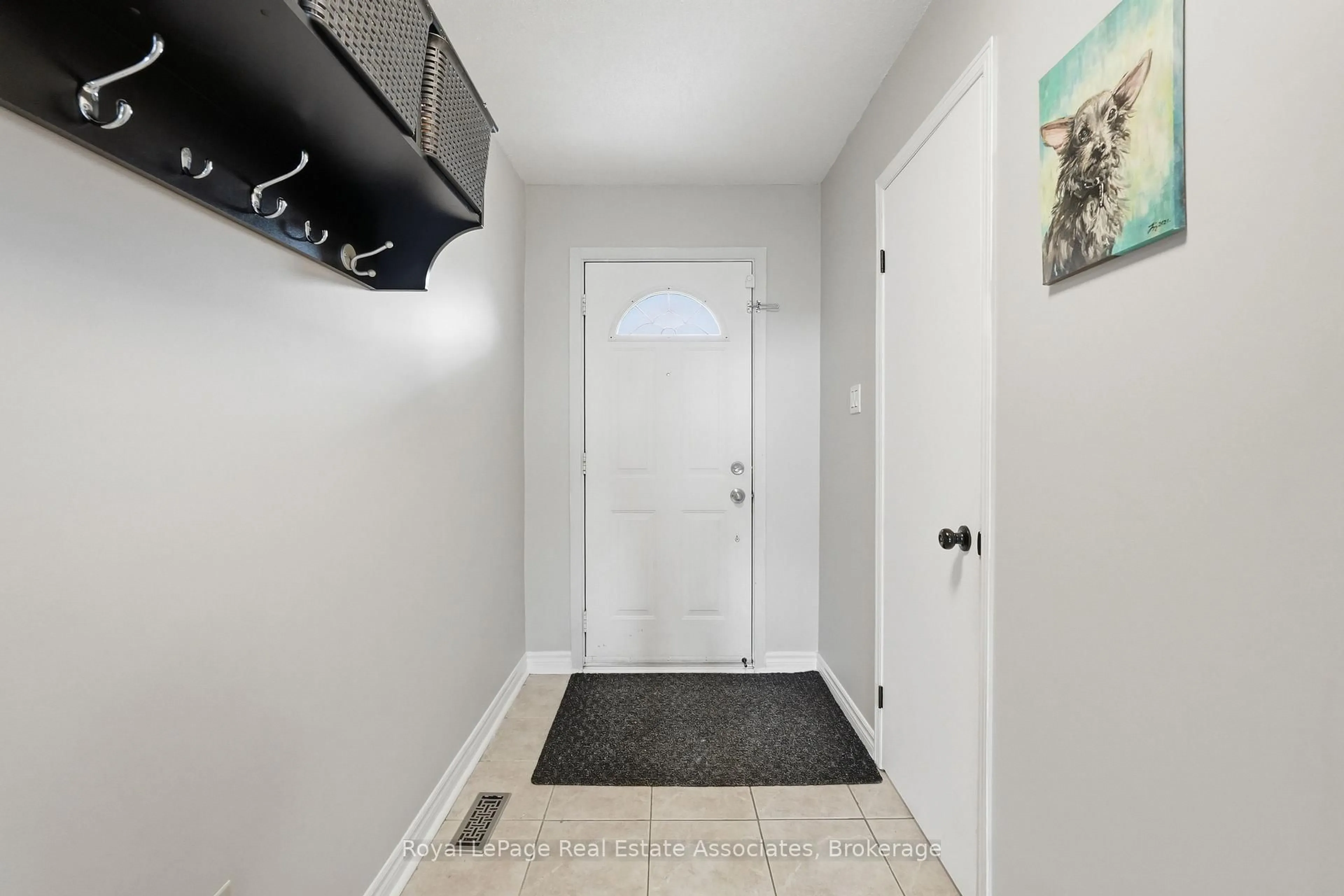 Indoor entryway for 8 Sparrow Crt, Brampton Ontario L6Y 3P3