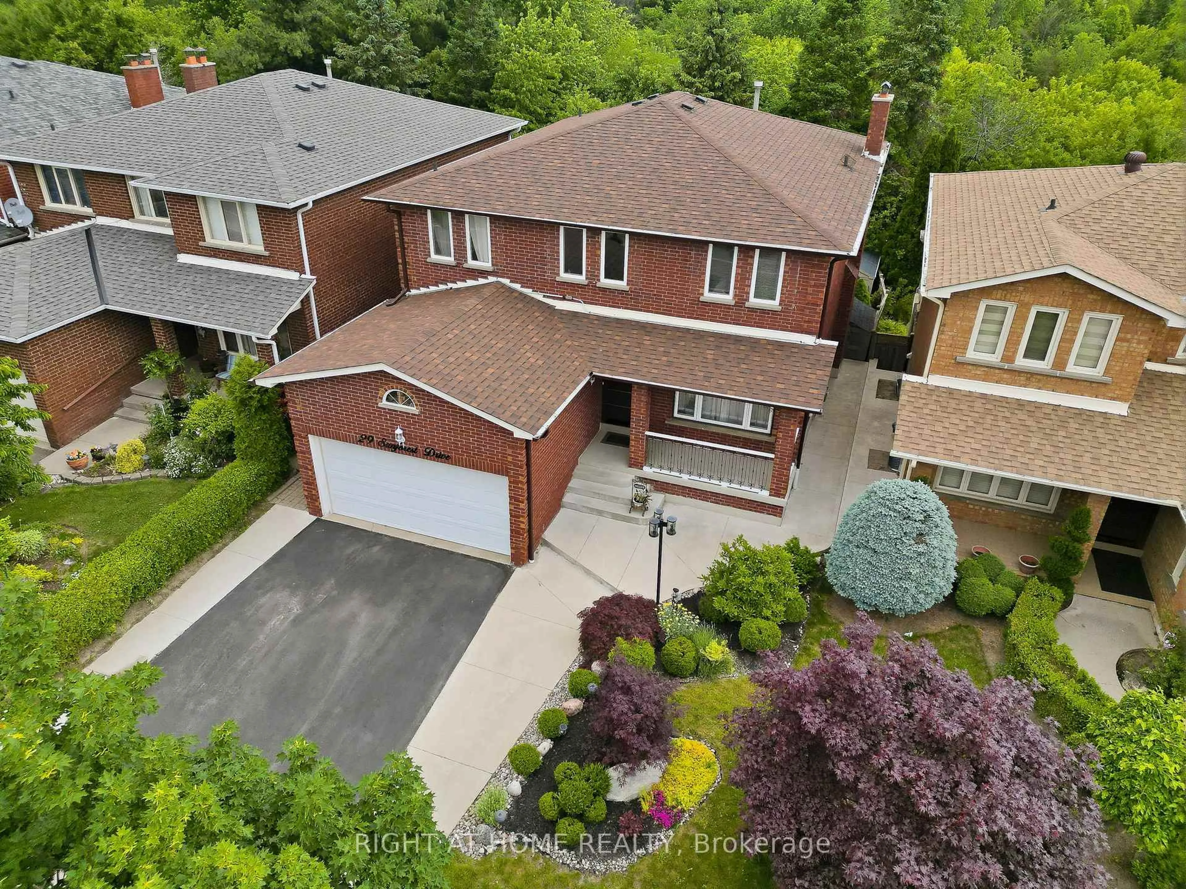 A pic from outside/outdoor area/front of a property/back of a property/a pic from drone, street for 29 Sunforest Dr, Brampton Ontario L6Z 2Z3