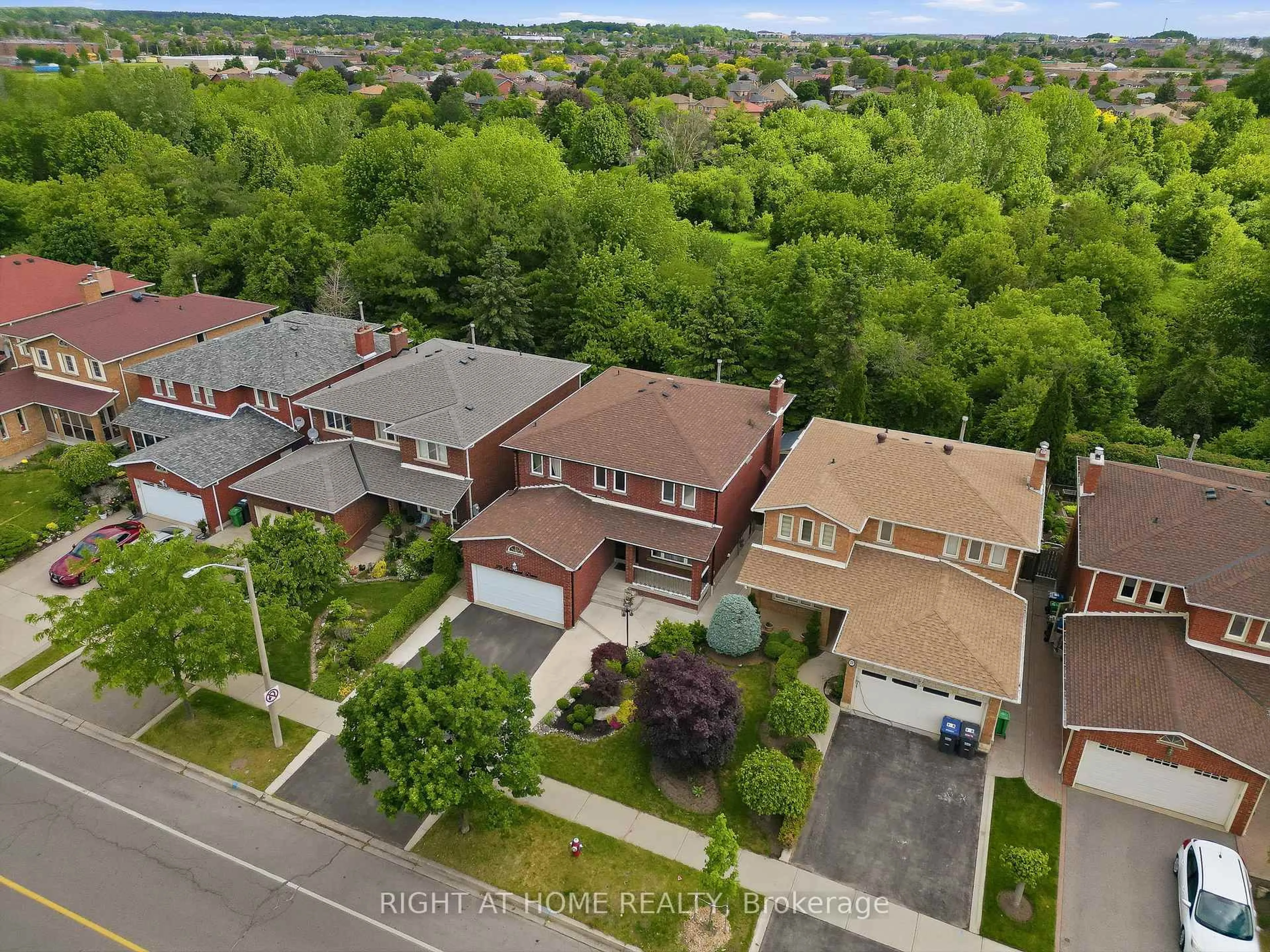 A pic from outside/outdoor area/front of a property/back of a property/a pic from drone, street for 29 Sunforest Dr, Brampton Ontario L6Z 2Z3