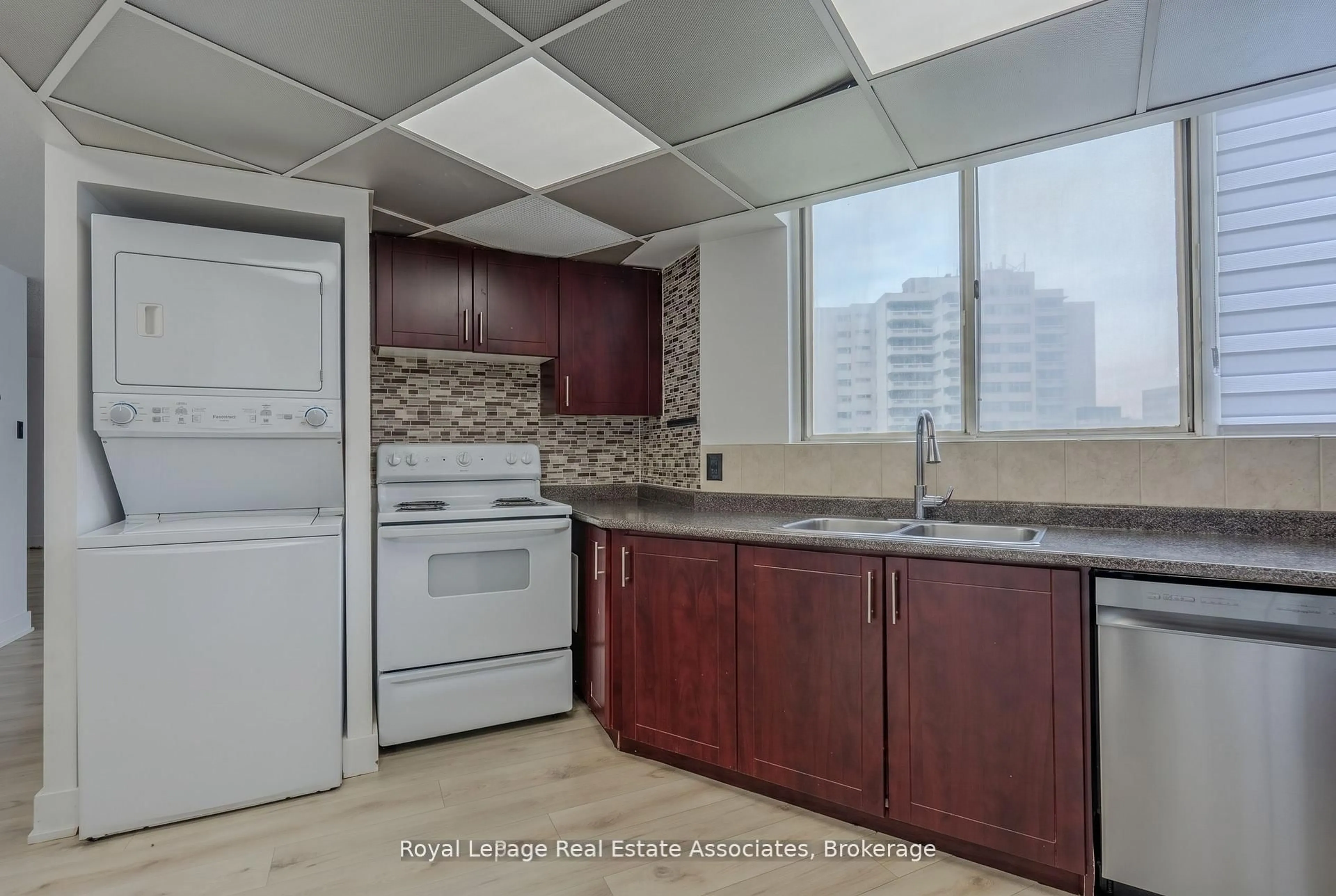 Standard kitchen, unknown for 3695 Kaneff Cres #1602, Mississauga Ontario L5A 4B6