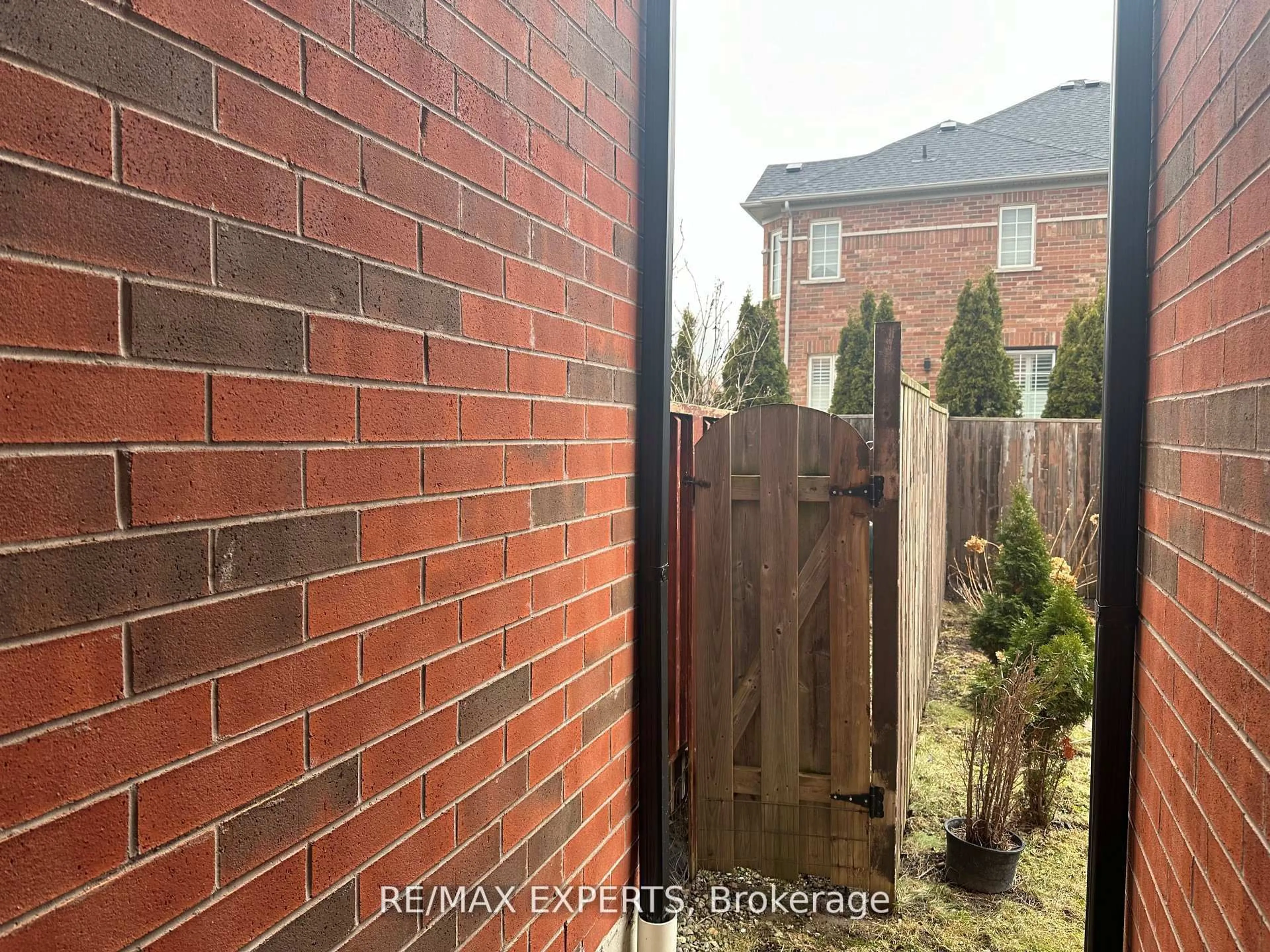A pic from outside/outdoor area/front of a property/back of a property/a pic from drone, street for 3769 Nightstar Dr, Mississauga Ontario L5M 8A5