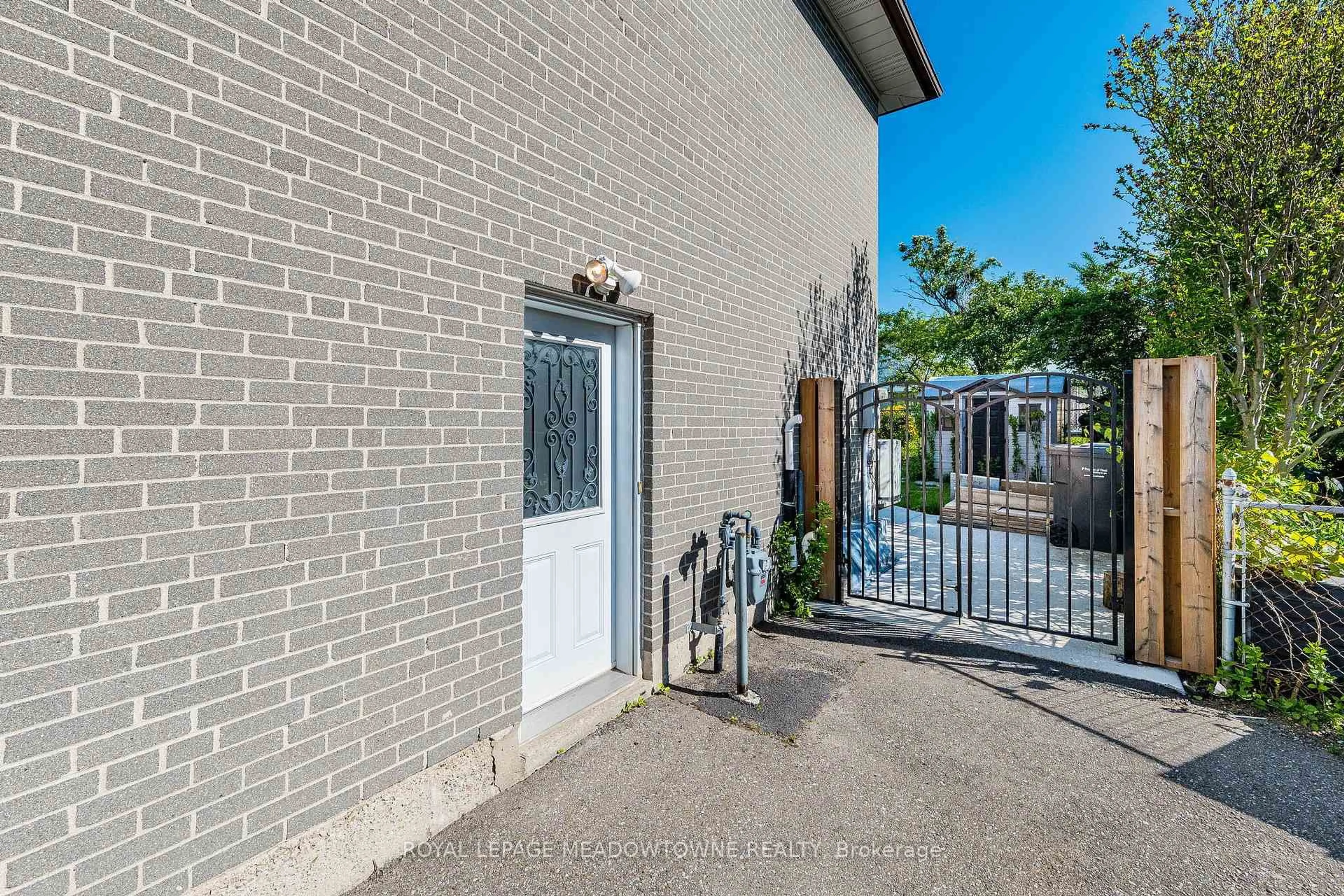 Unknown for 2155 Pashak Crt, Mississauga Ontario L5A 1H8