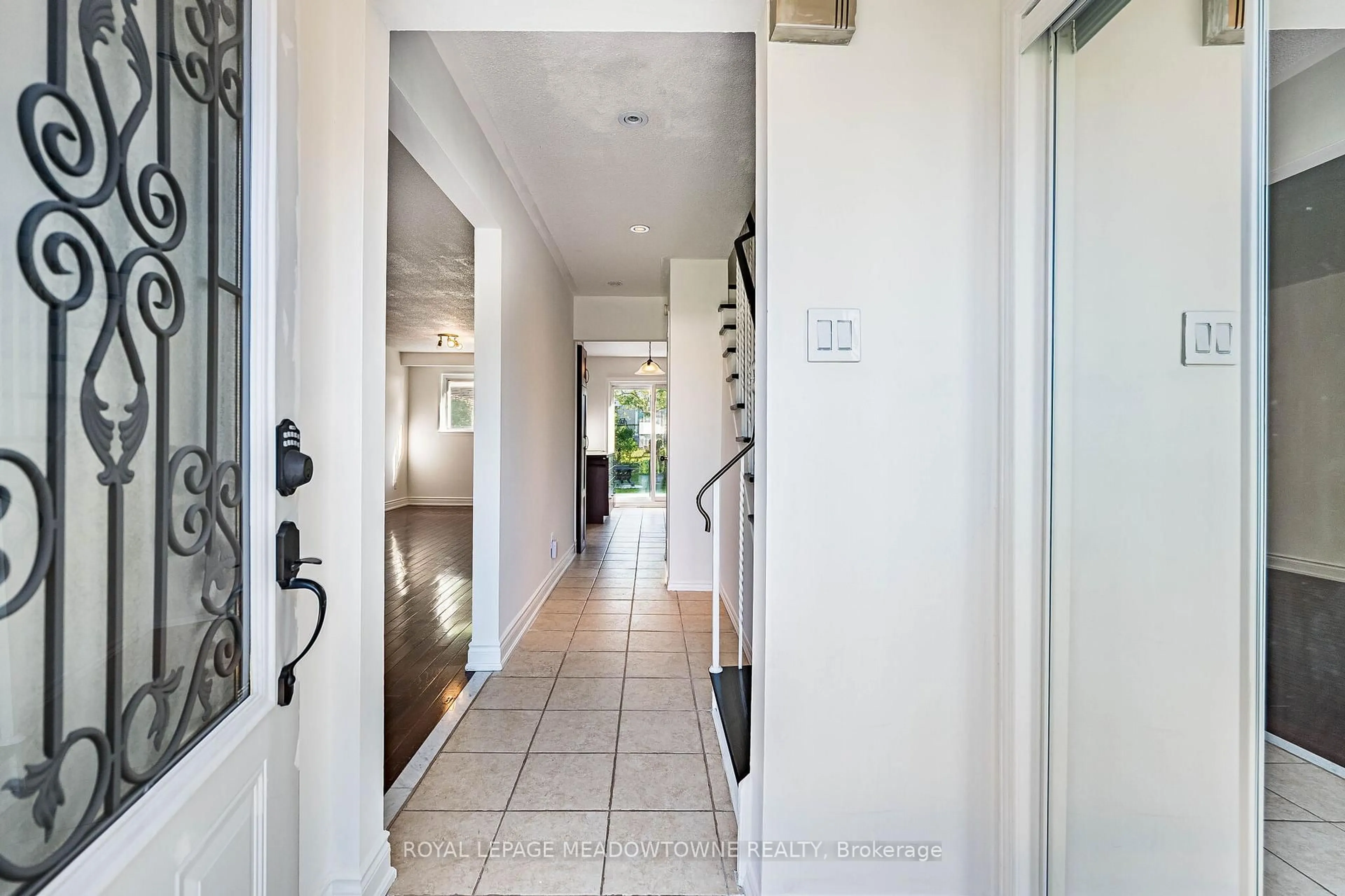Indoor entryway for 2155 Pashak Crt, Mississauga Ontario L5A 1H8