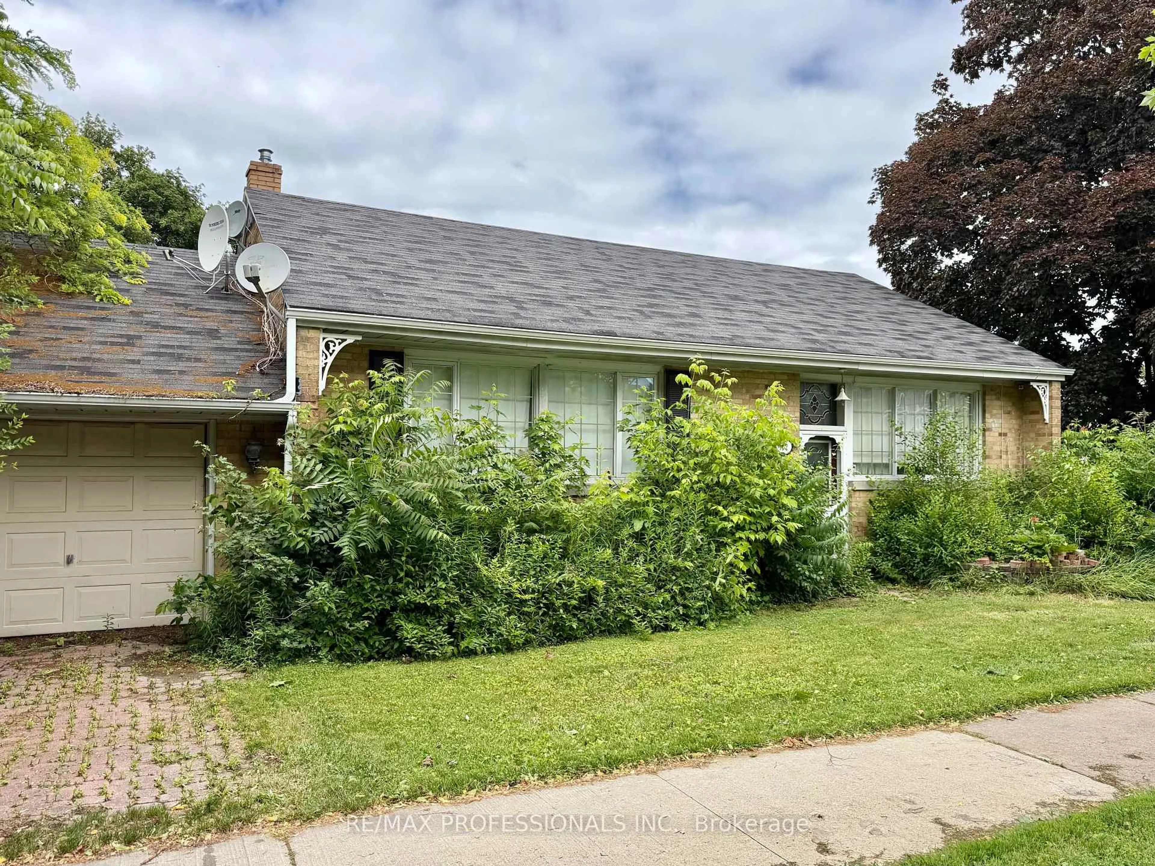 Home with vinyl exterior material, street for 132 Rathburn Rd, Toronto Ontario M9B 2K8