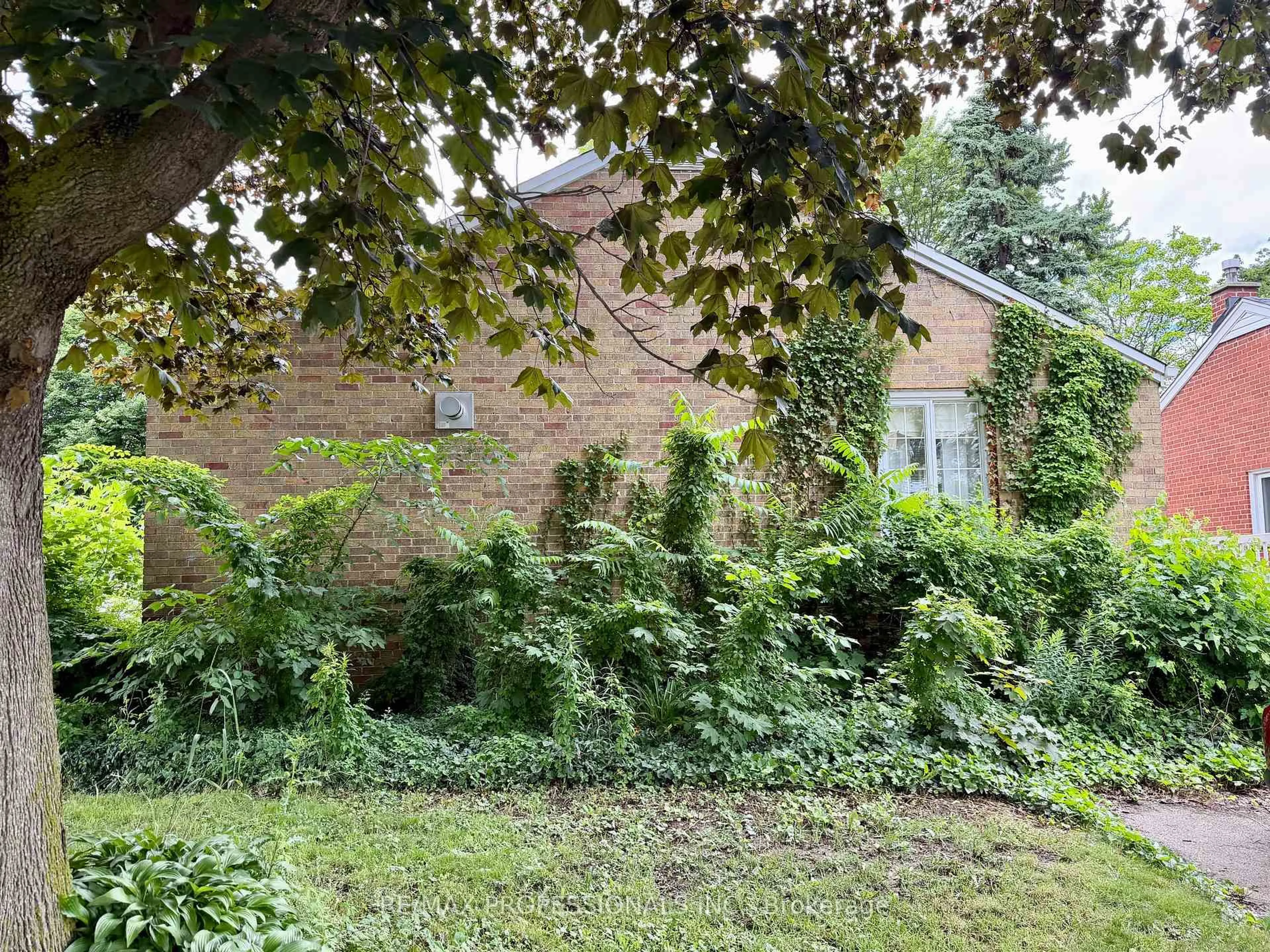 A pic from outside/outdoor area/front of a property/back of a property/a pic from drone, unknown for 132 Rathburn Rd, Toronto Ontario M9B 2K8