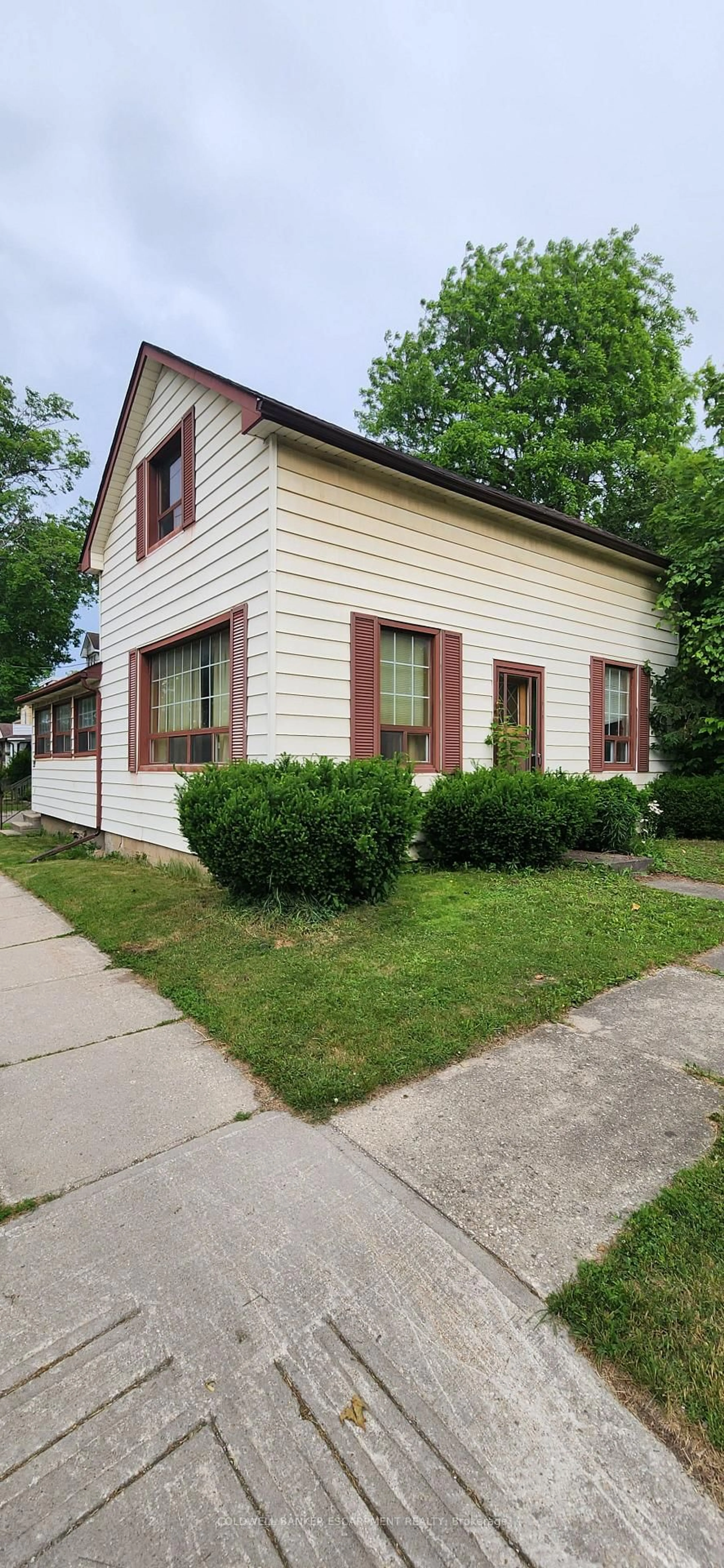 Home with vinyl exterior material, street for 99 Church St, Halton Hills Ontario L7J 1K9