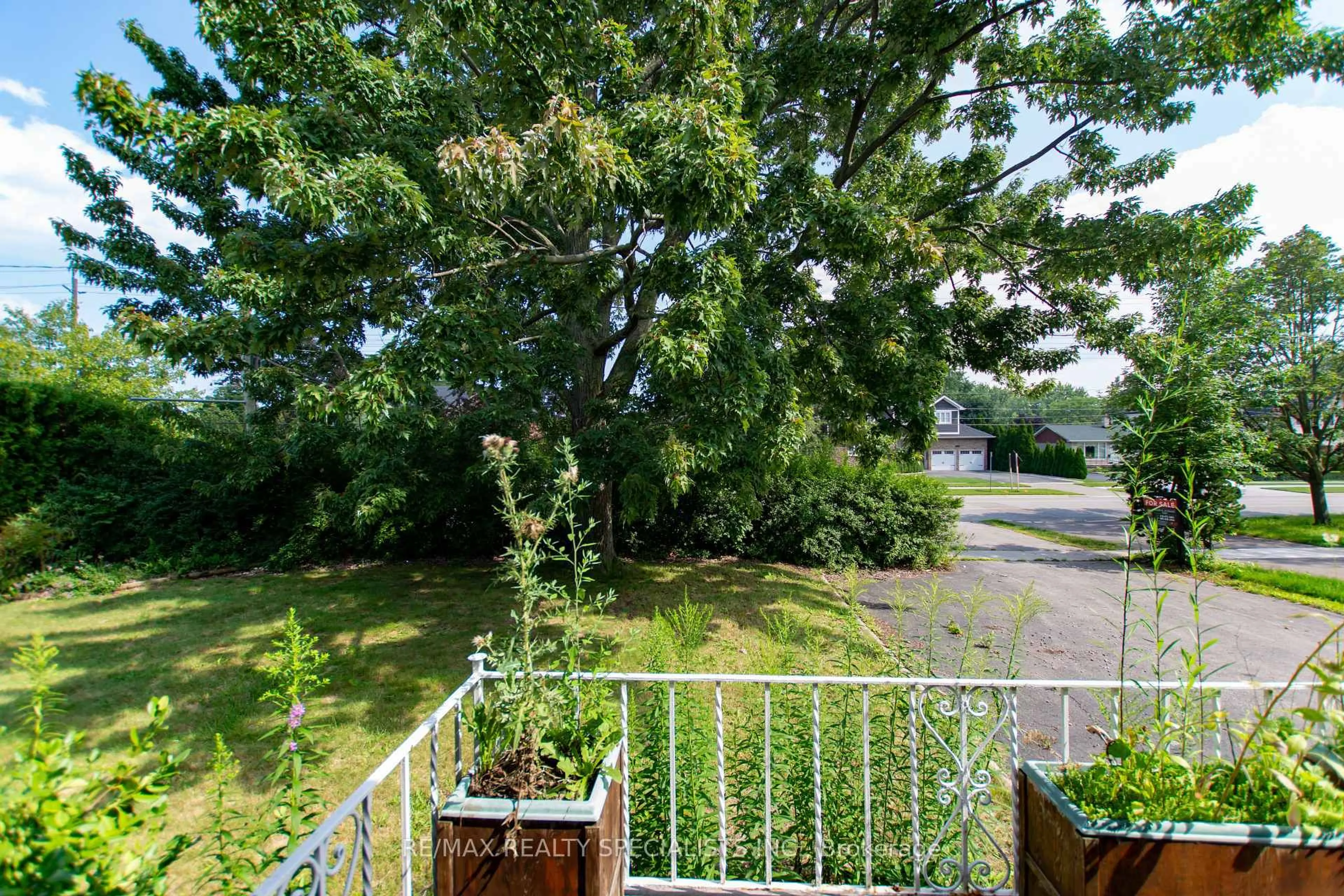 Patio, forest/trees view for 1319 Rebecca St, Oakville Ontario L6L 1Z3