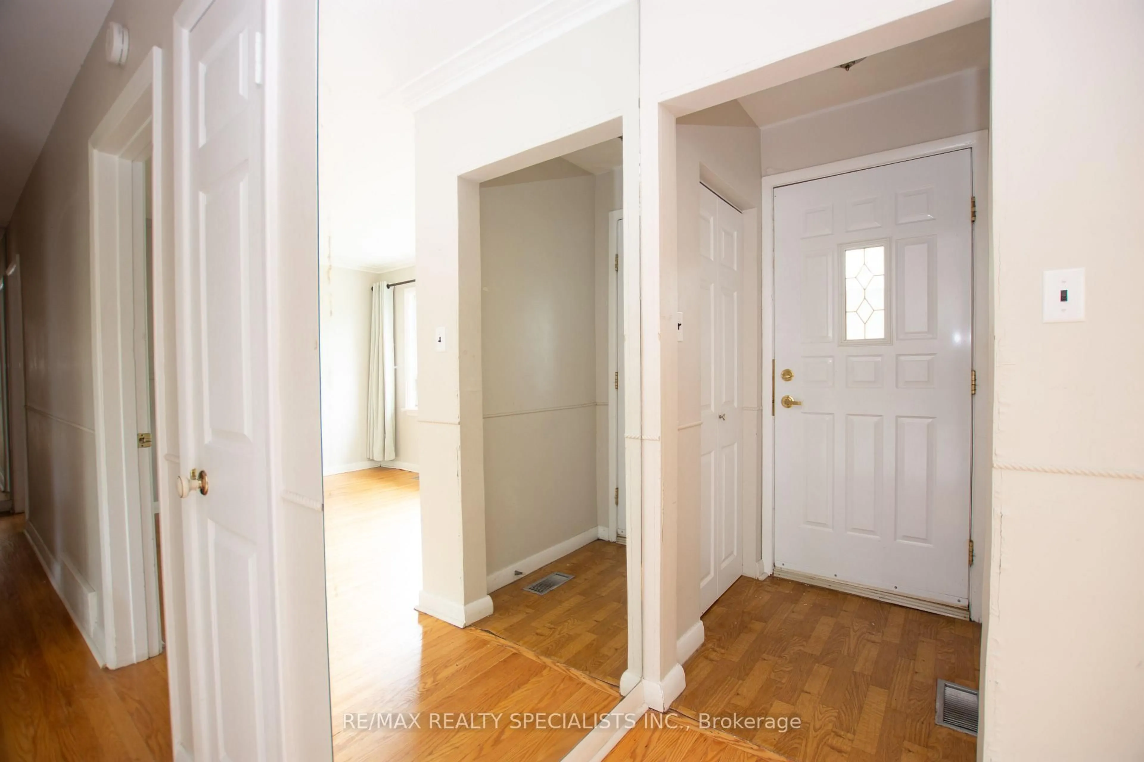 Indoor entryway for 1319 Rebecca St, Oakville Ontario L6L 1Z3