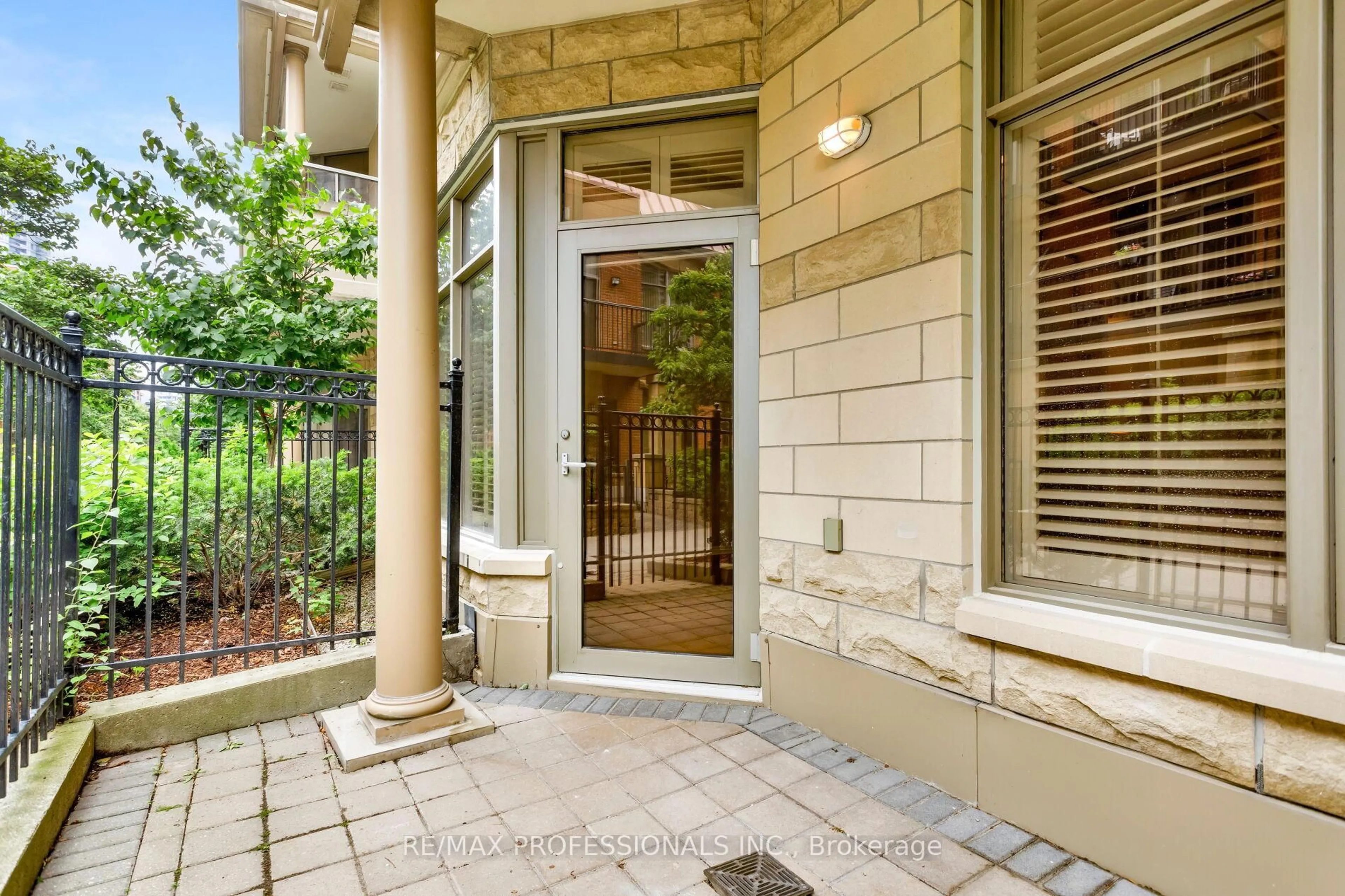 Indoor entryway for 350 Princess Royal Dr #102, Mississauga Ontario L5B 4N1