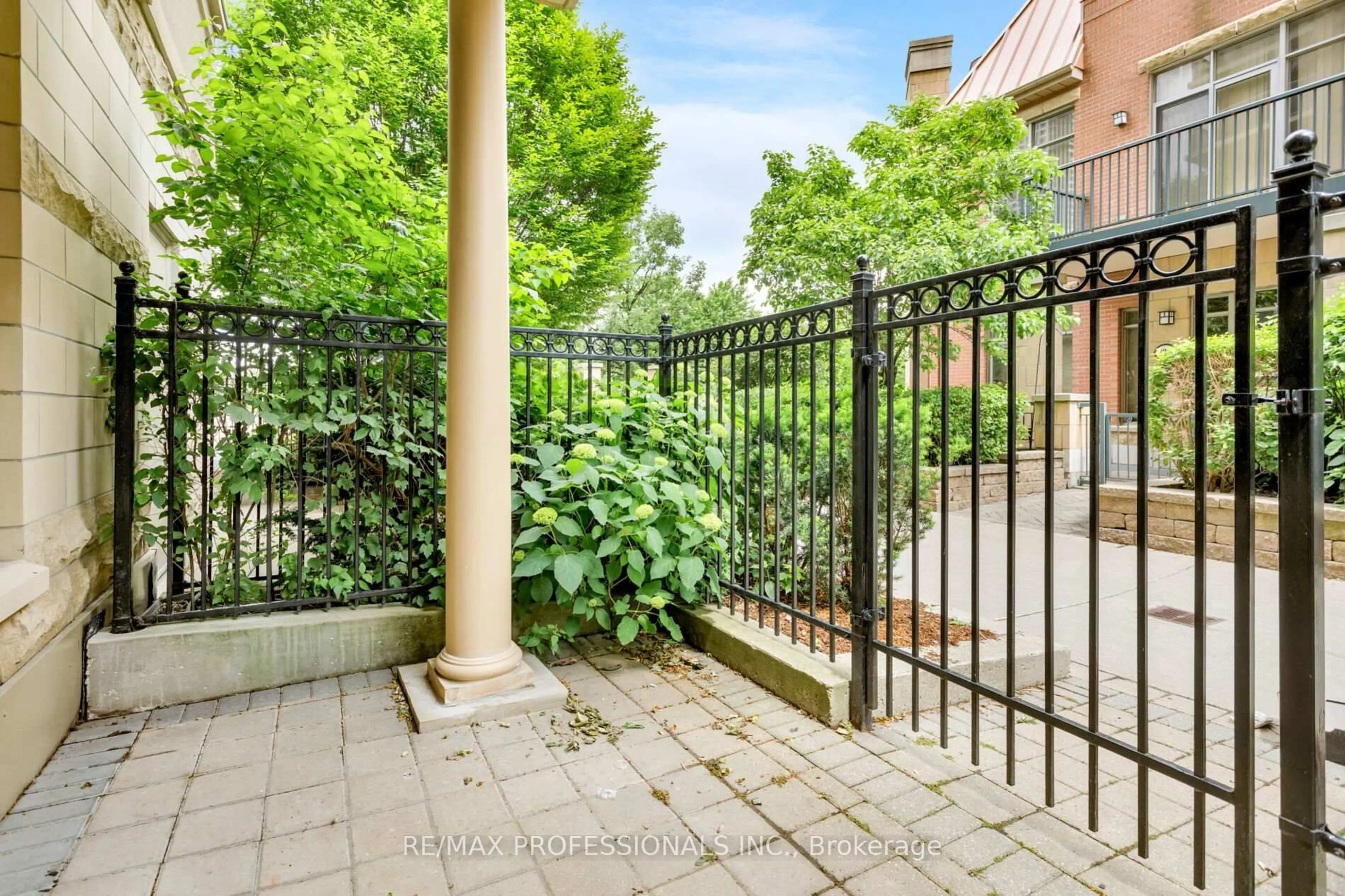 Patio, street for 350 Princess Royal Dr #102, Mississauga Ontario L5B 4N1