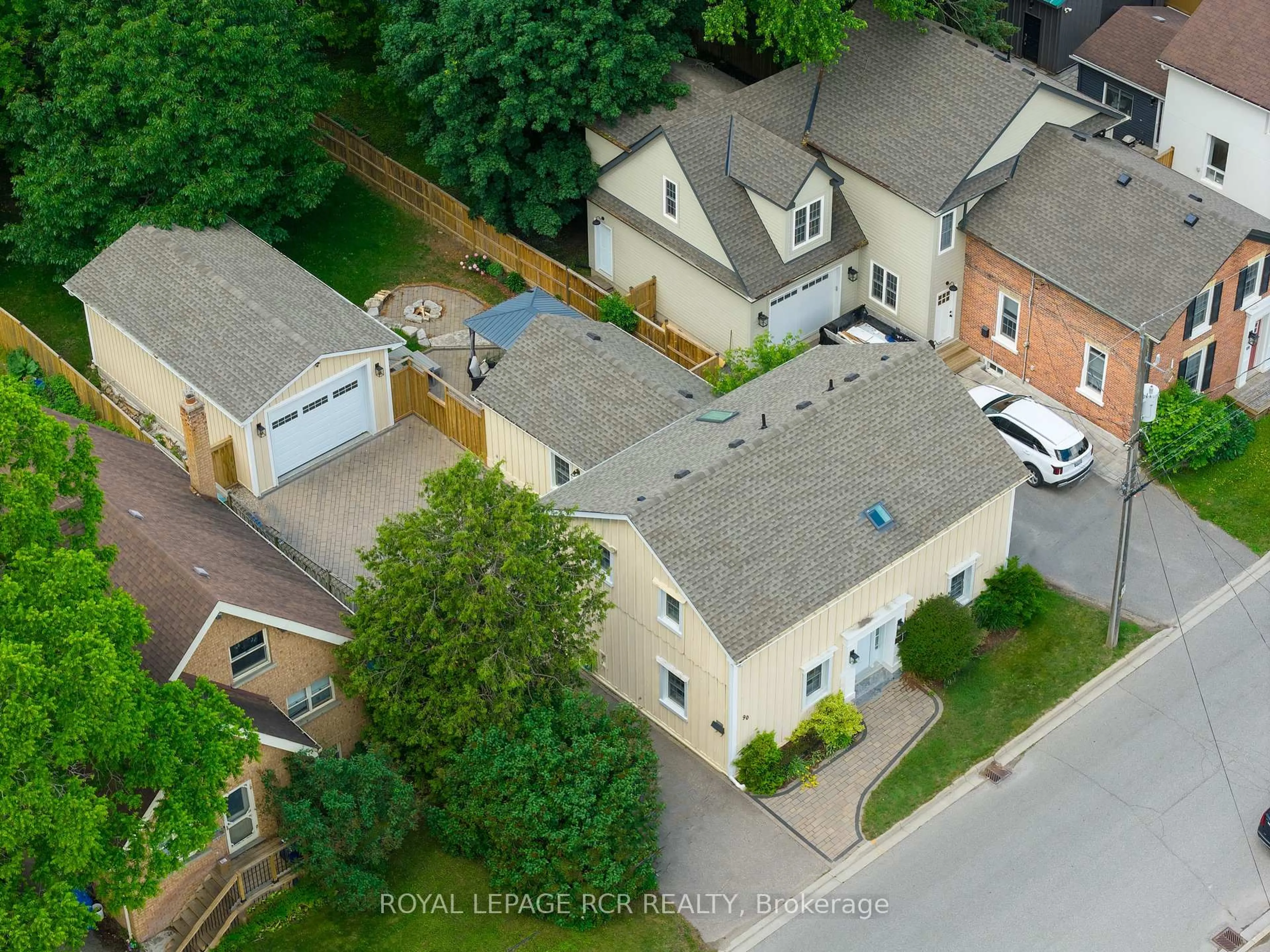 A pic from outside/outdoor area/front of a property/back of a property/a pic from drone, street for 90 Mill St, Orangeville Ontario L9W 2M7
