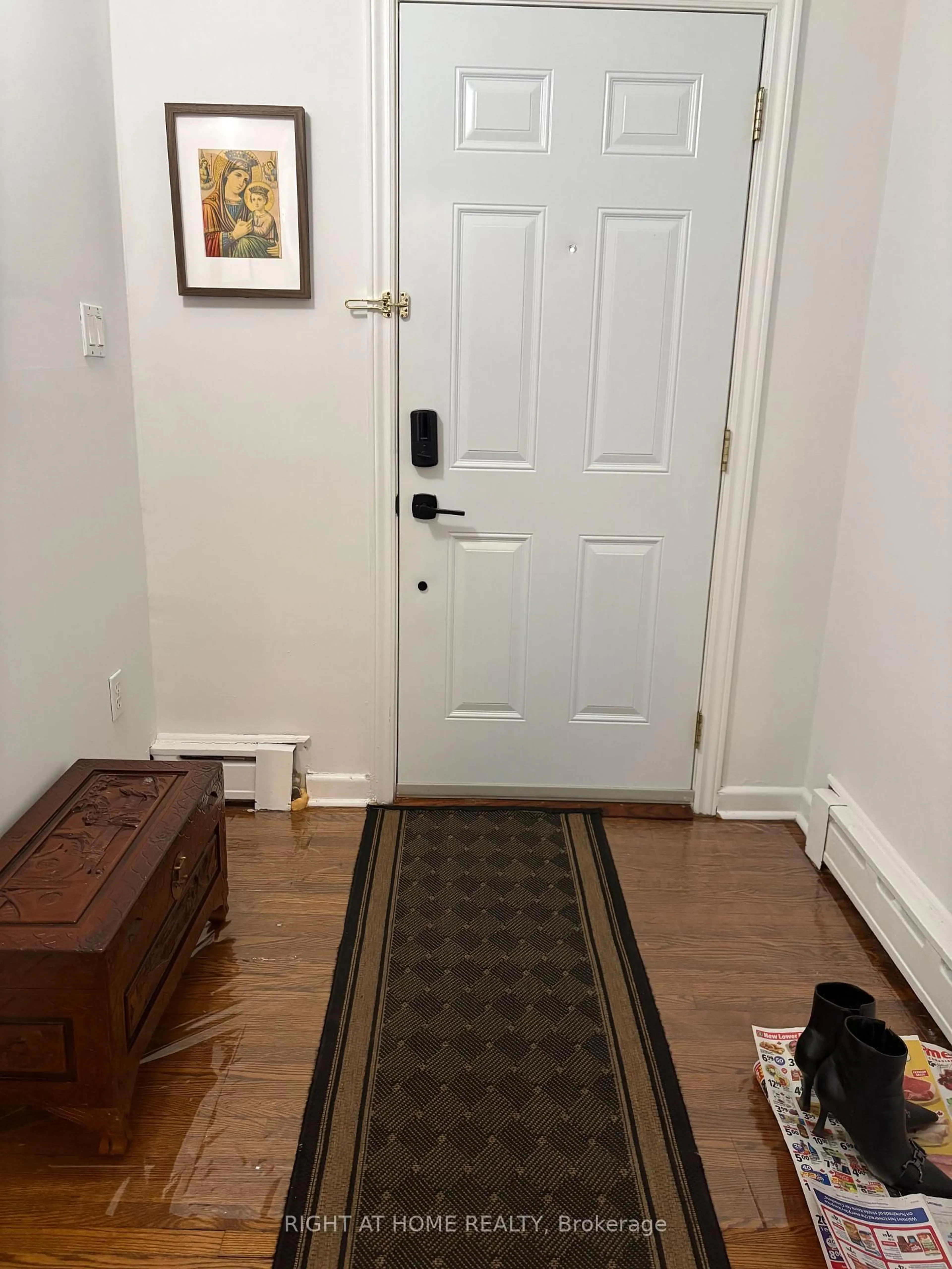 Indoor entryway for 32 FLORENCE Cres, Toronto Ontario M6N 4E4
