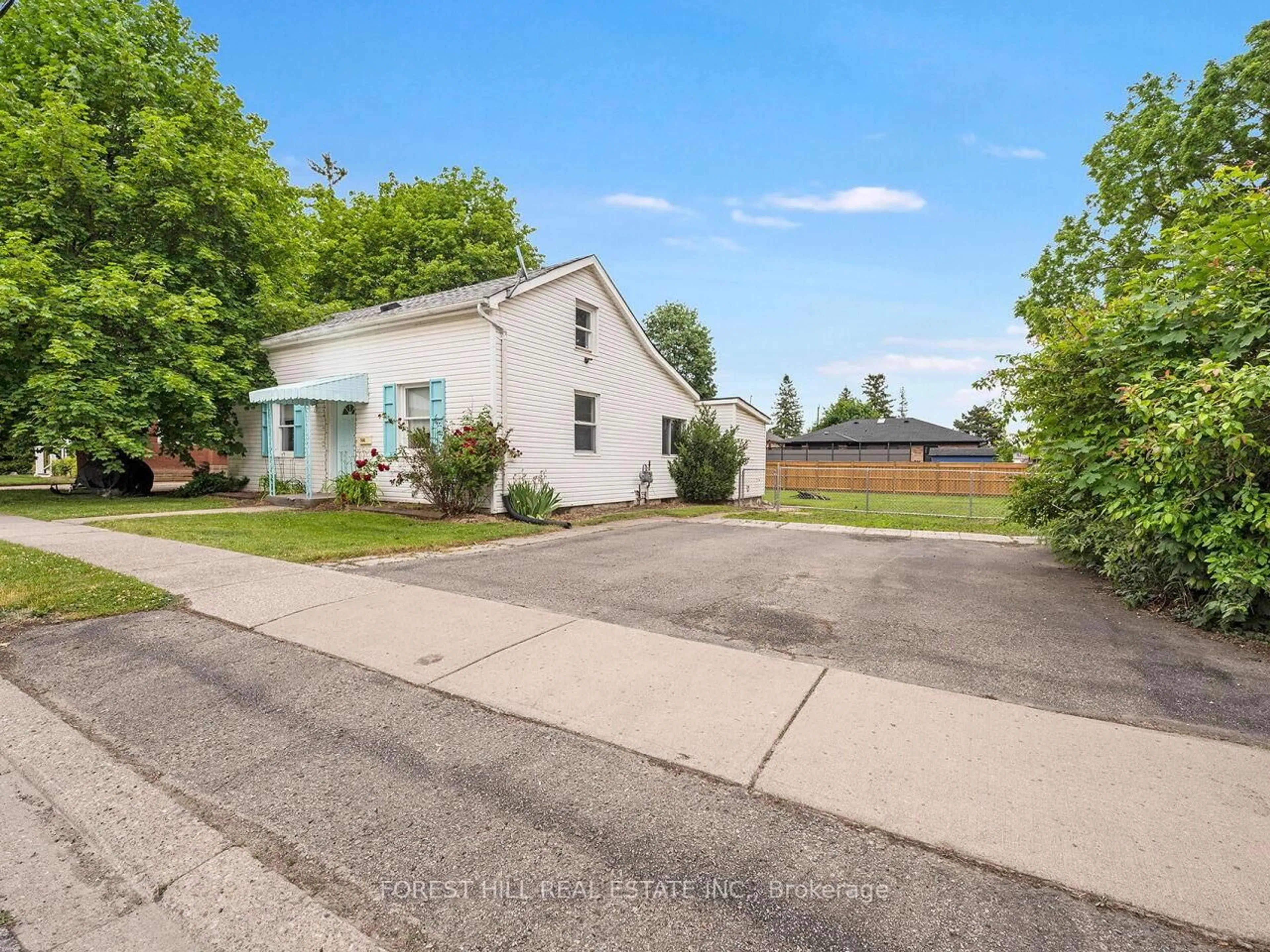 A pic from outside/outdoor area/front of a property/back of a property/a pic from drone, street for 144 King St, Milton Ontario L9T 1J9