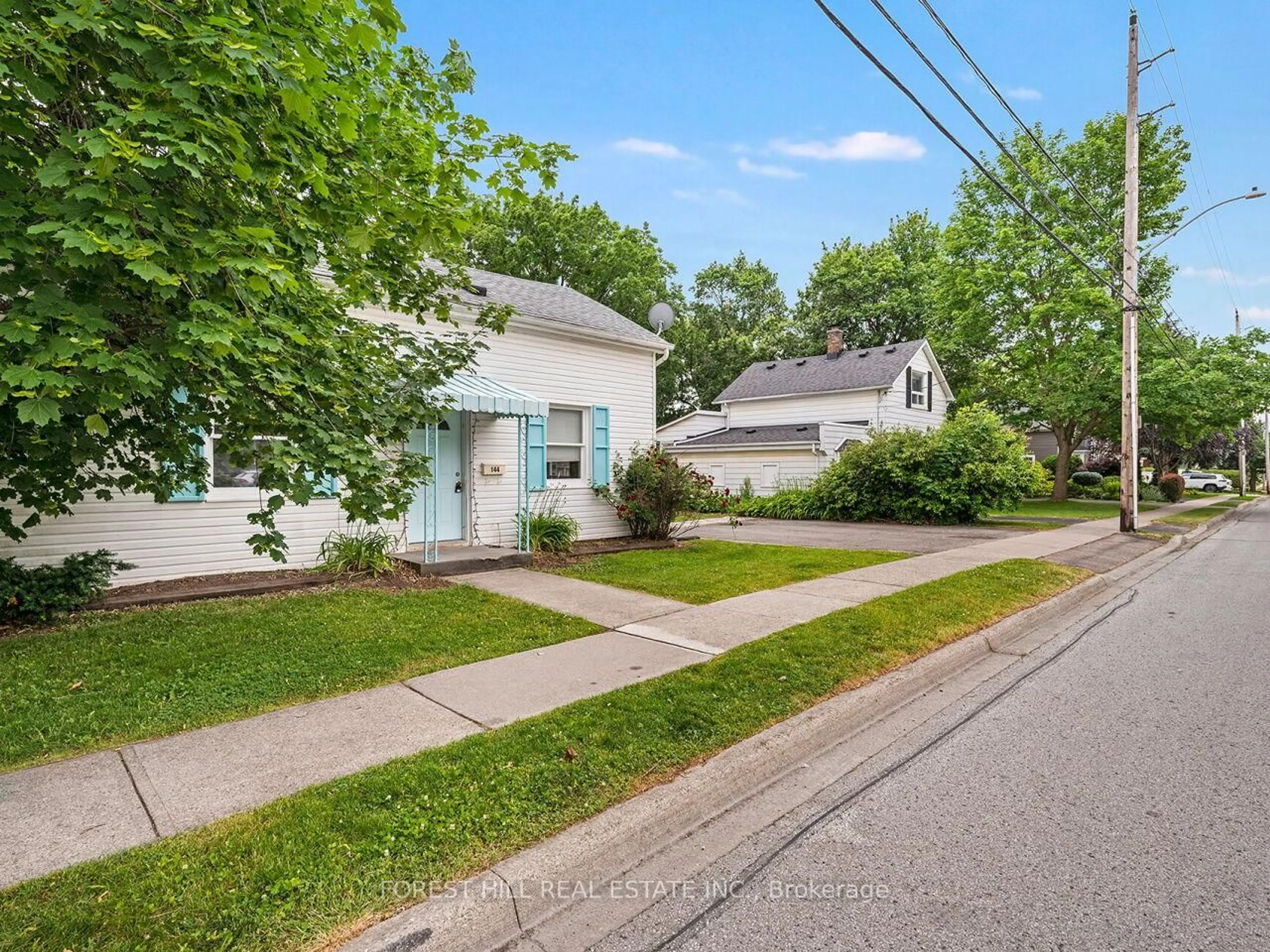 A pic from outside/outdoor area/front of a property/back of a property/a pic from drone, street for 144 King St, Milton Ontario L9T 1J9