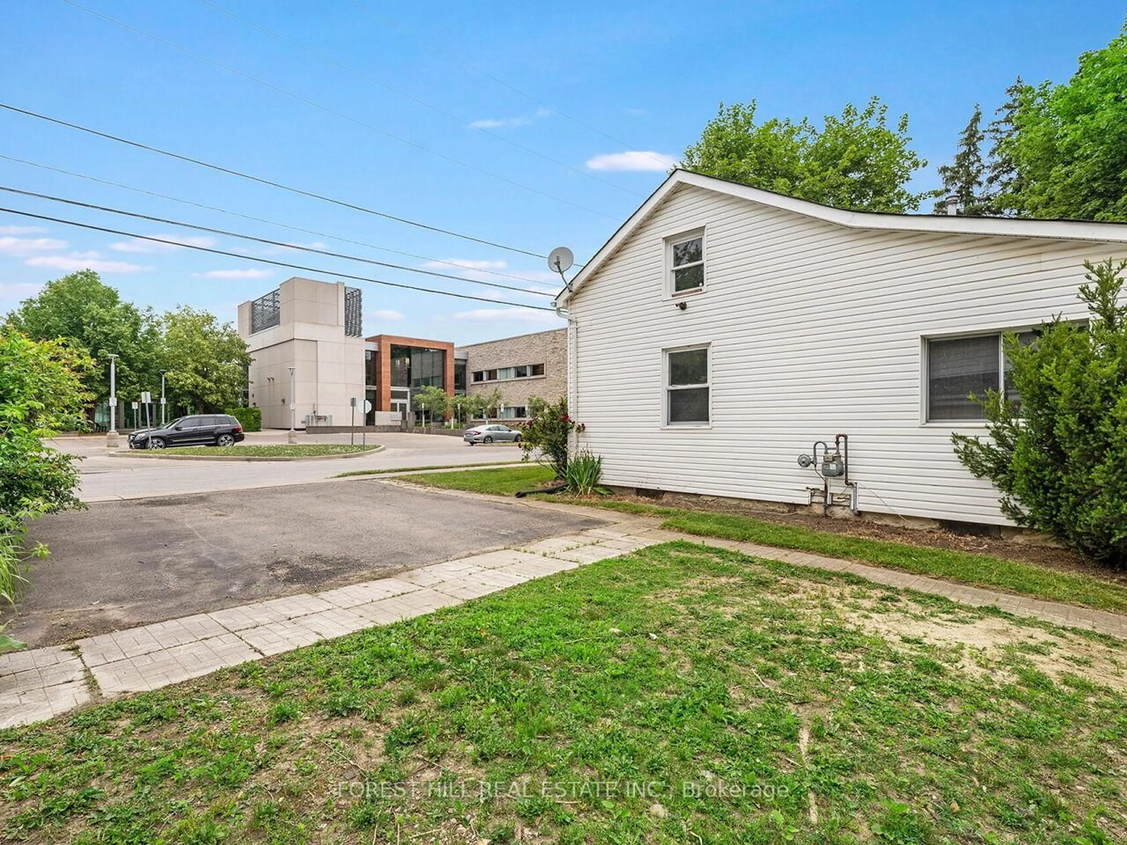 A pic from outside/outdoor area/front of a property/back of a property/a pic from drone, street for 144 King St, Milton Ontario L9T 1J9