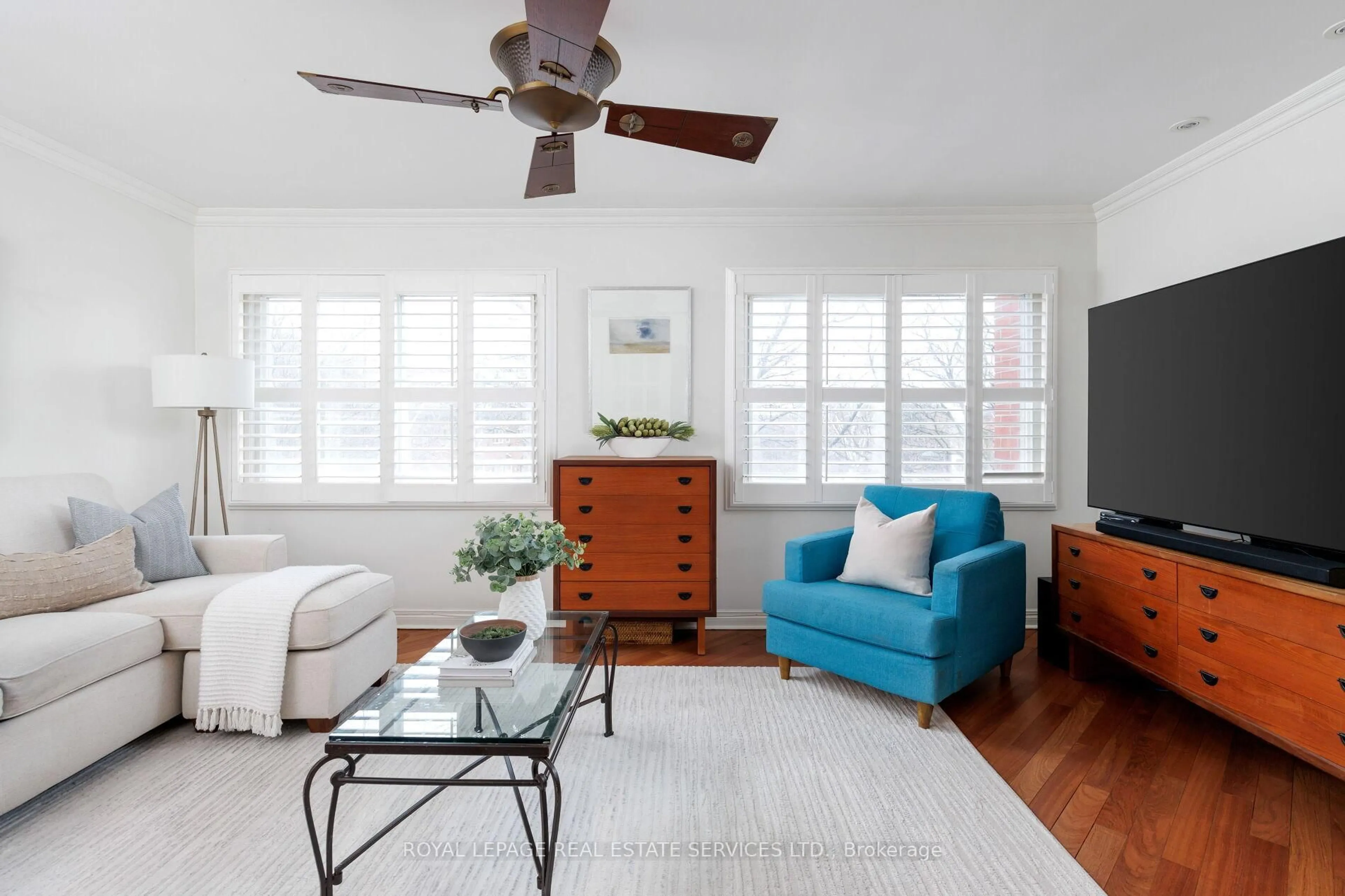 Living room with furniture, unknown for 68 Tradewind Dr, Oakville Ontario L6L 6K8