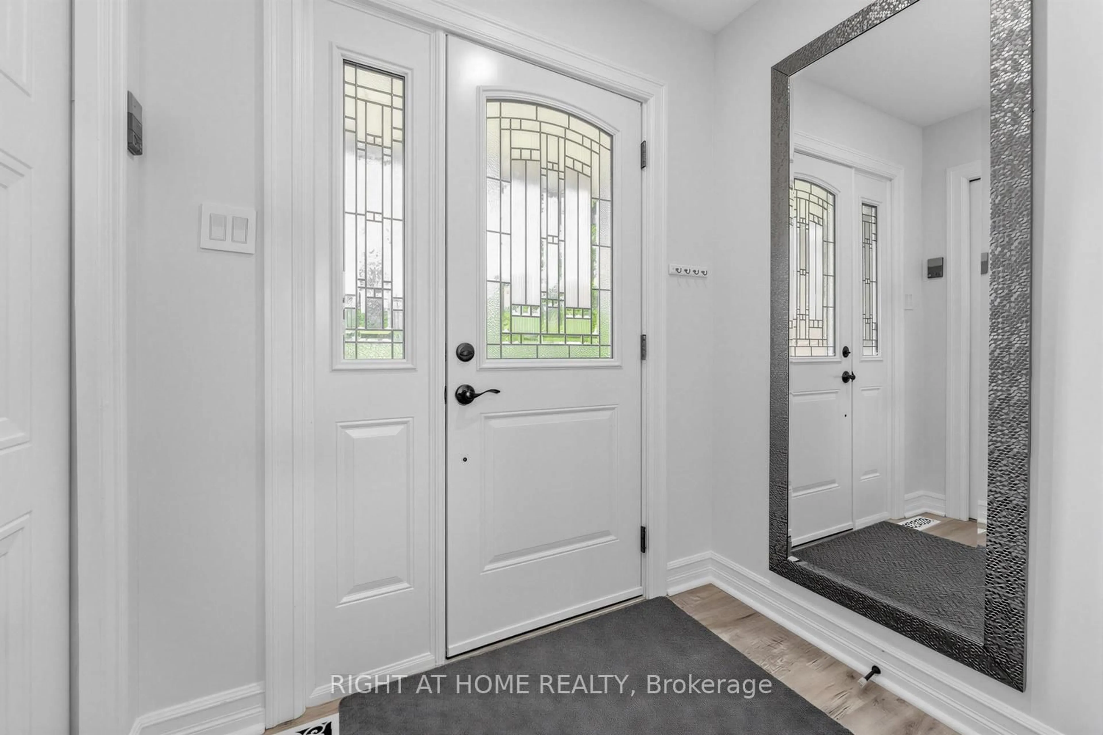 Indoor entryway for 2065 Amherst Heights Crt #21, Burlington Ontario L7P 4R8