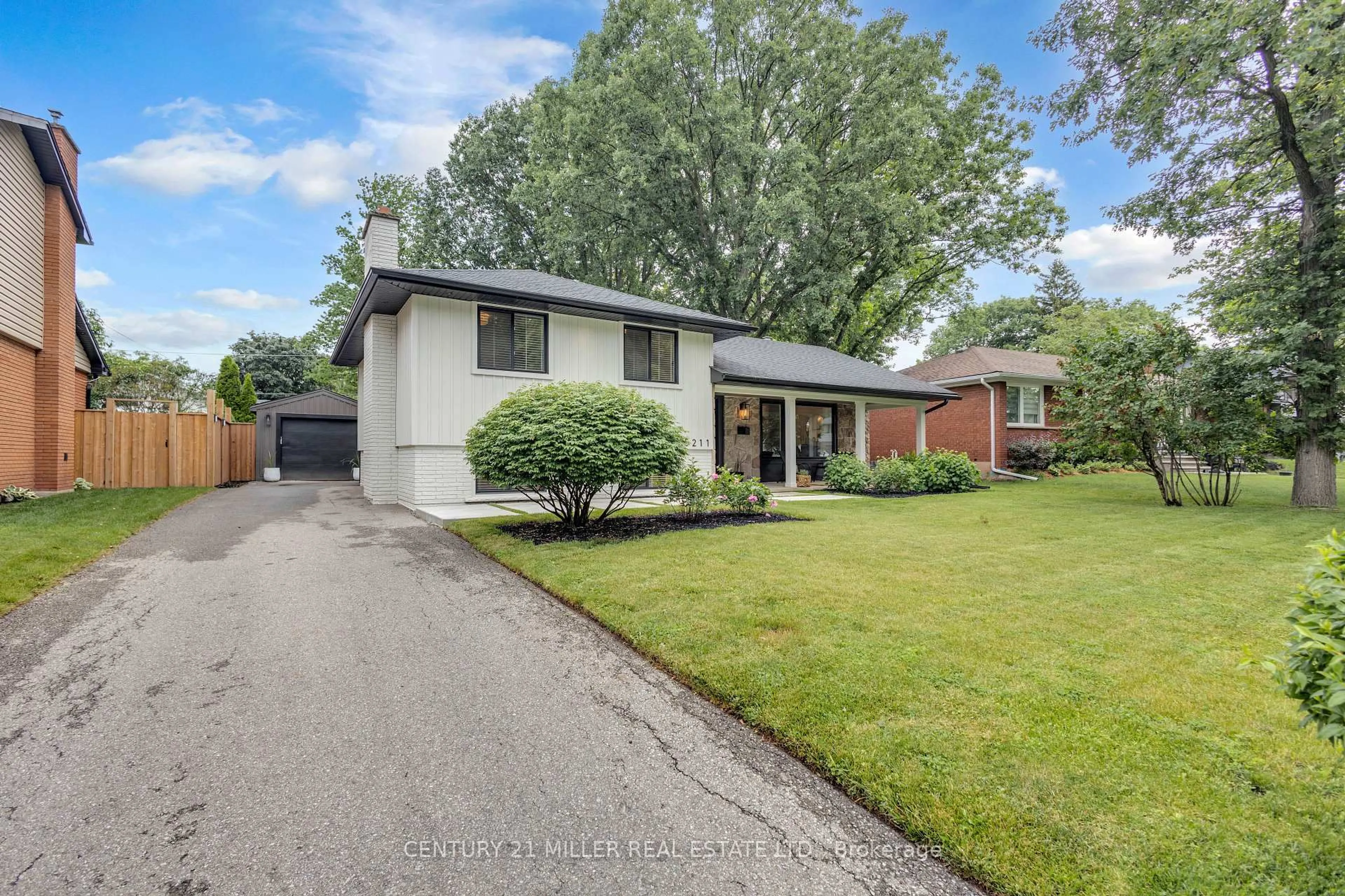 A pic from outside/outdoor area/front of a property/back of a property/a pic from drone, street for 5211 Tamarac Dr, Burlington Ontario L7L 3N3