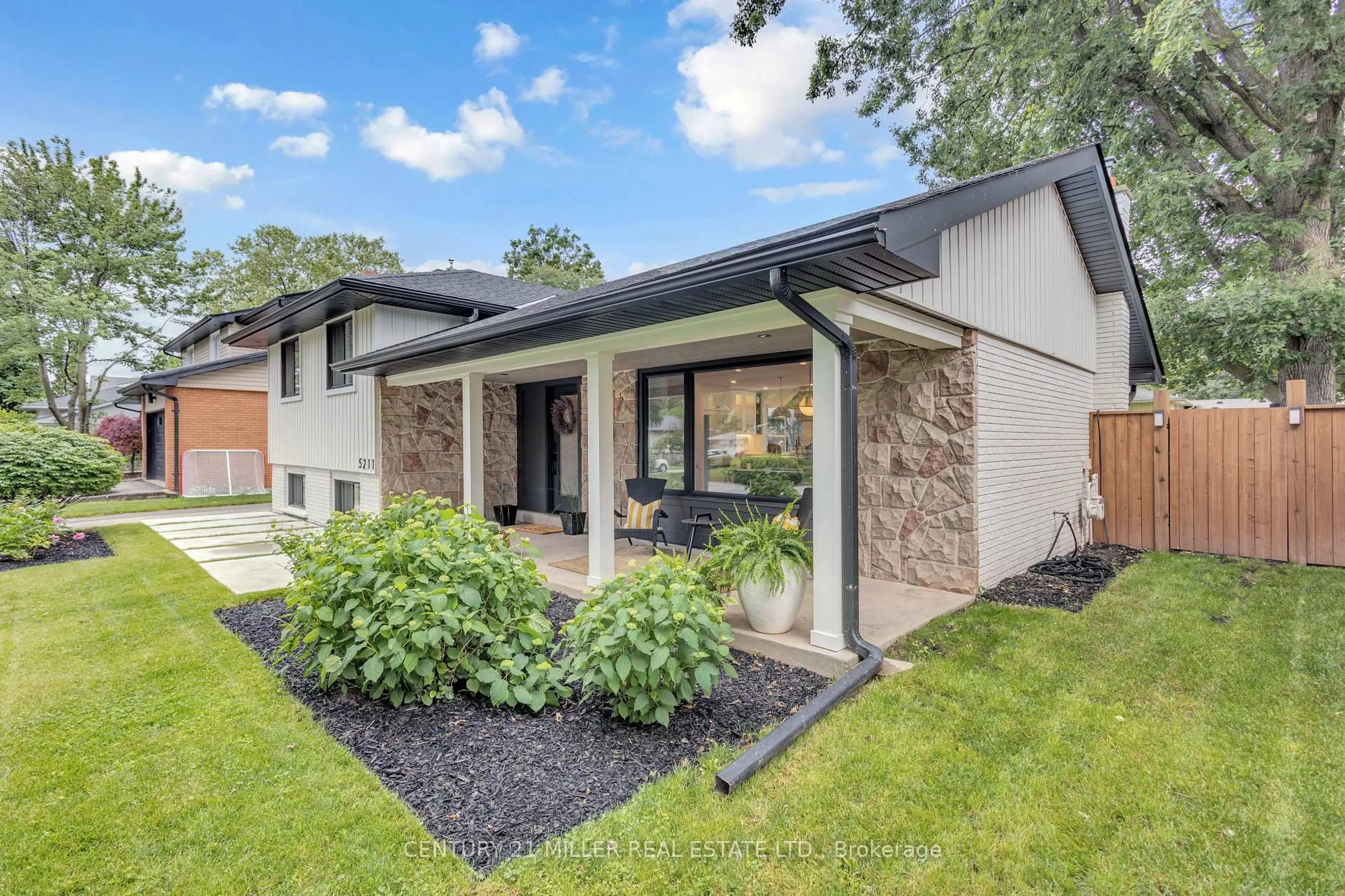Home with brick exterior material, street for 5211 Tamarac Dr, Burlington Ontario L7L 3N3