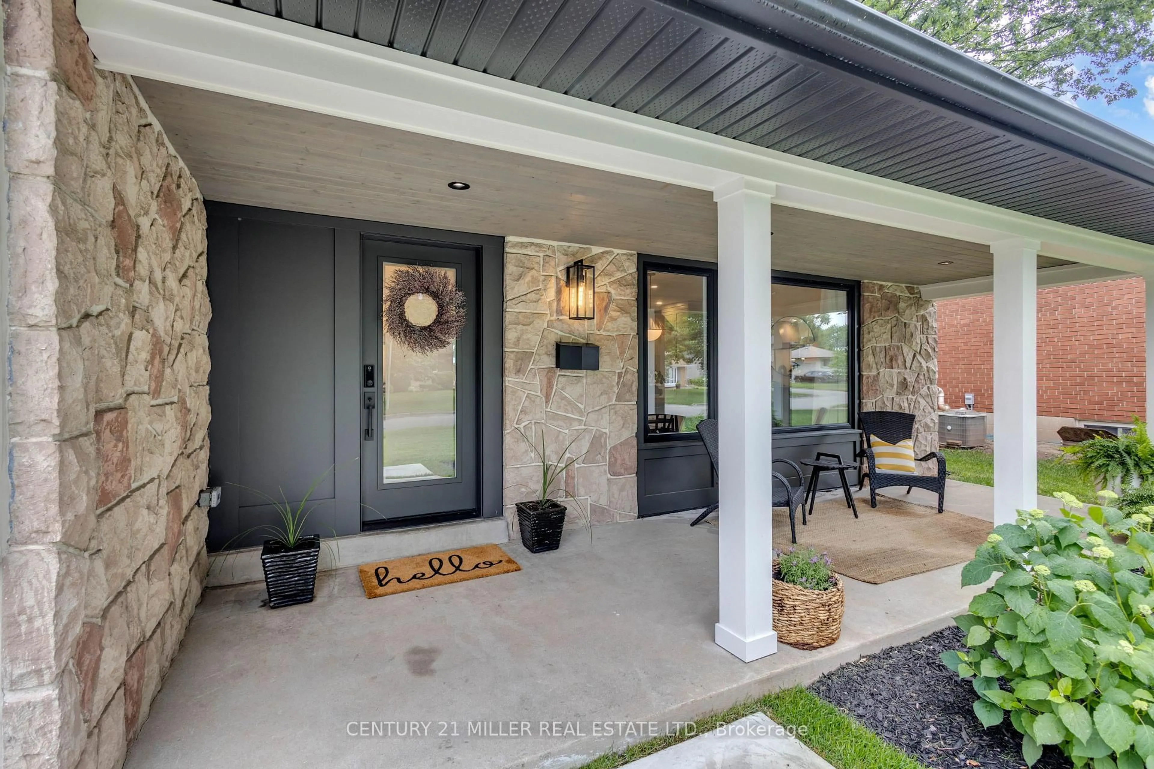 Indoor entryway for 5211 Tamarac Dr, Burlington Ontario L7L 3N3