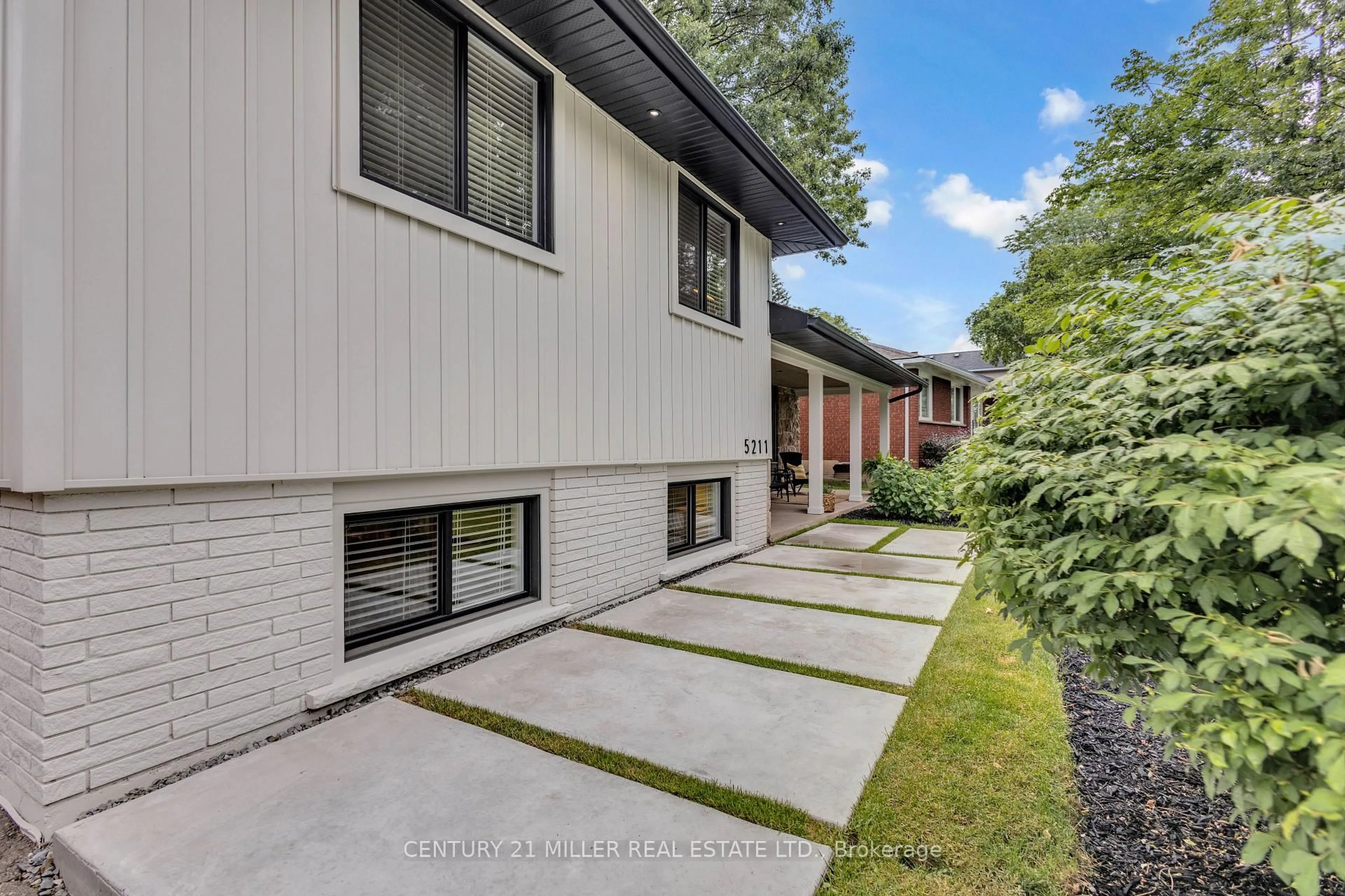 Home with brick exterior material, street for 5211 Tamarac Dr, Burlington Ontario L7L 3N3