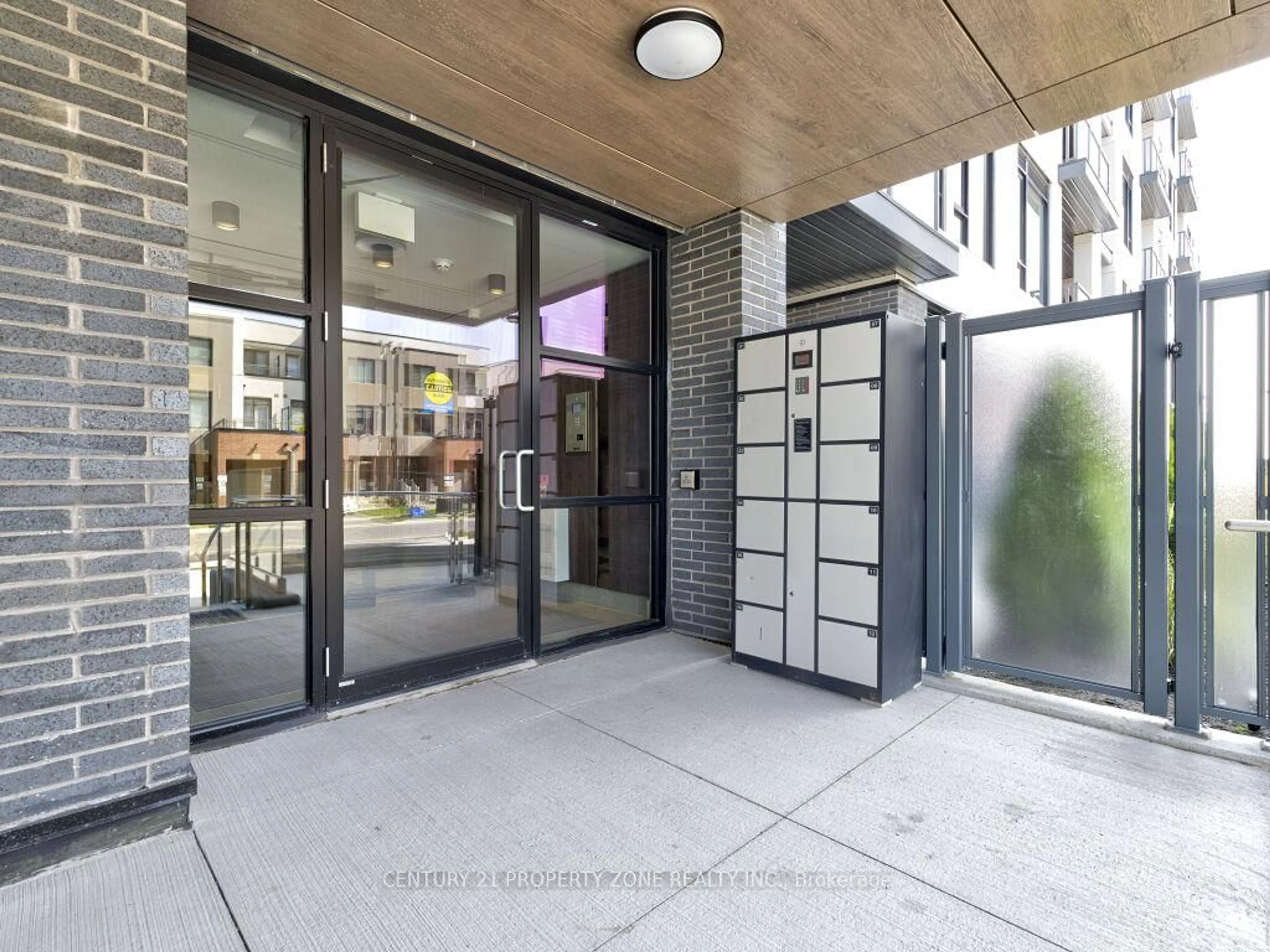 Indoor foyer for 1440 Clarriage Crt #507, Milton Ontario L9E 1B3