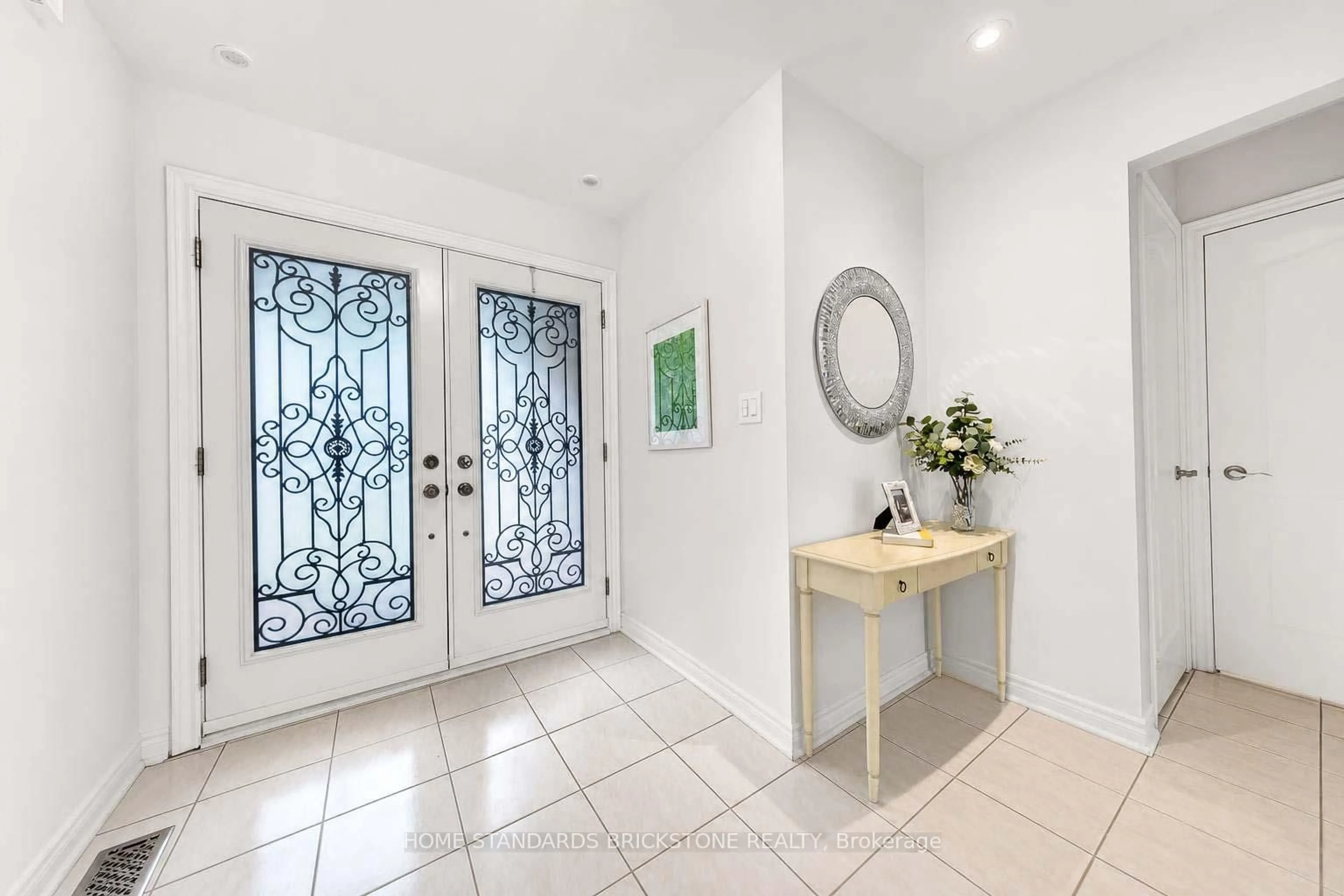 Indoor entryway for 2954 Wisteria Crt, Mississauga Ontario L5M 5V5