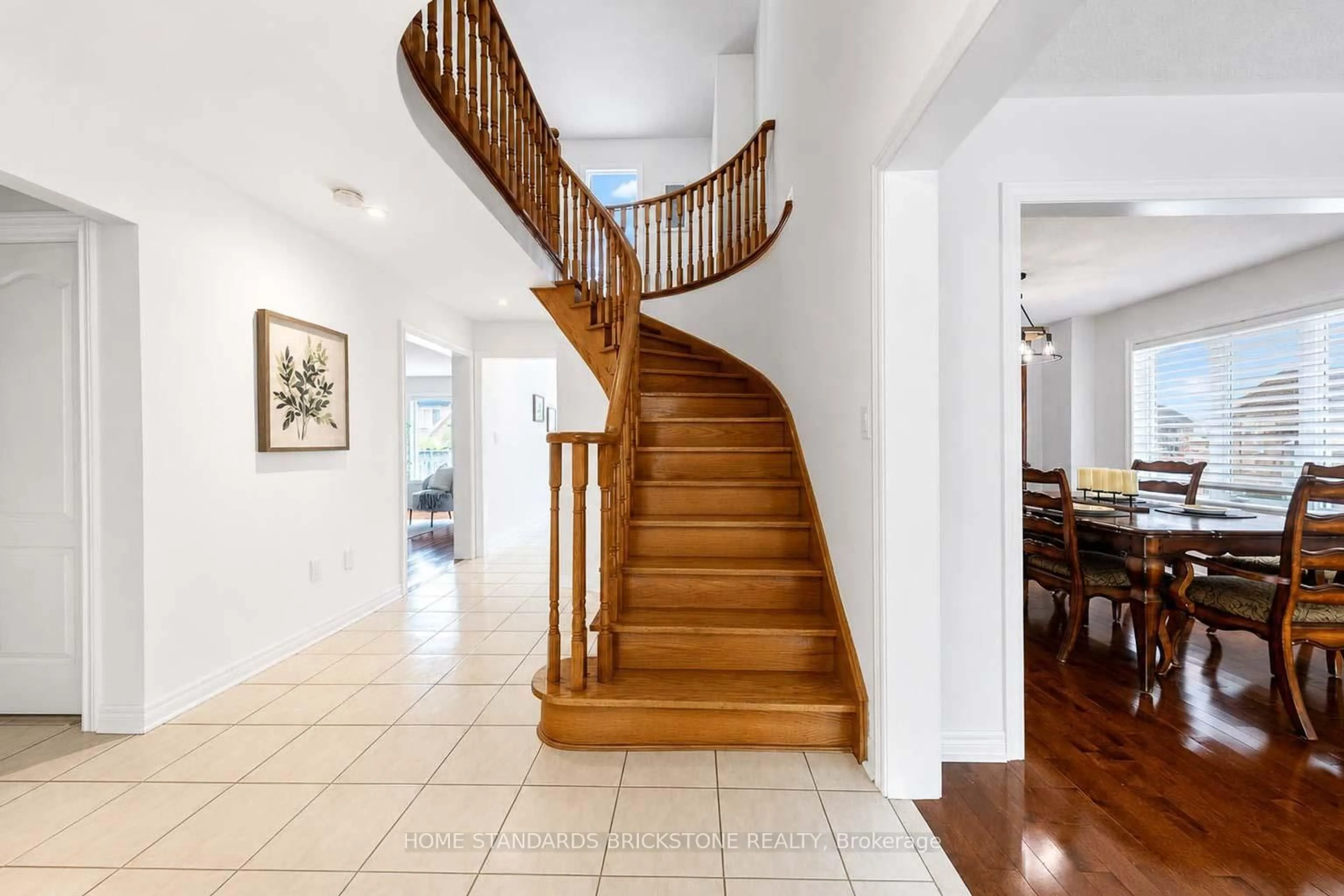 Indoor foyer for 2954 Wisteria Crt, Mississauga Ontario L5M 5V5
